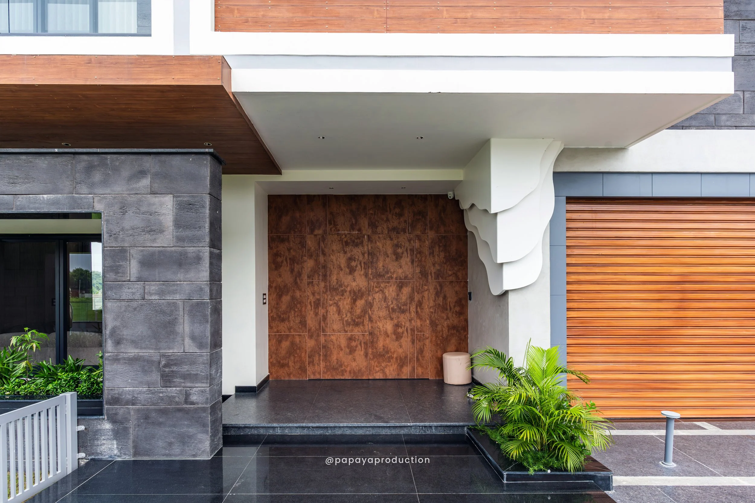 Architecture photo by PAPAYA PRODUCTION