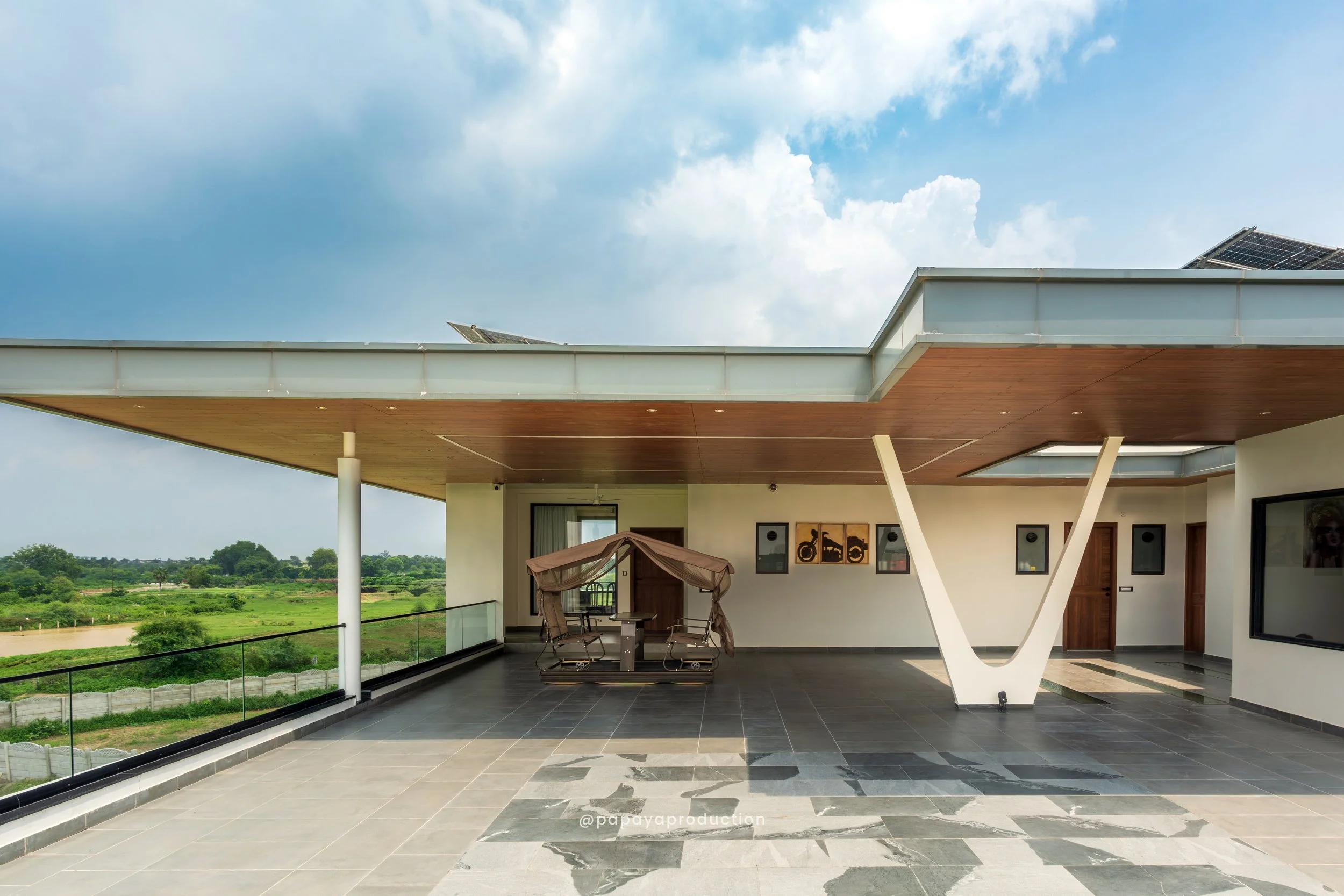 Architecture photo by PAPAYA PRODUCTION