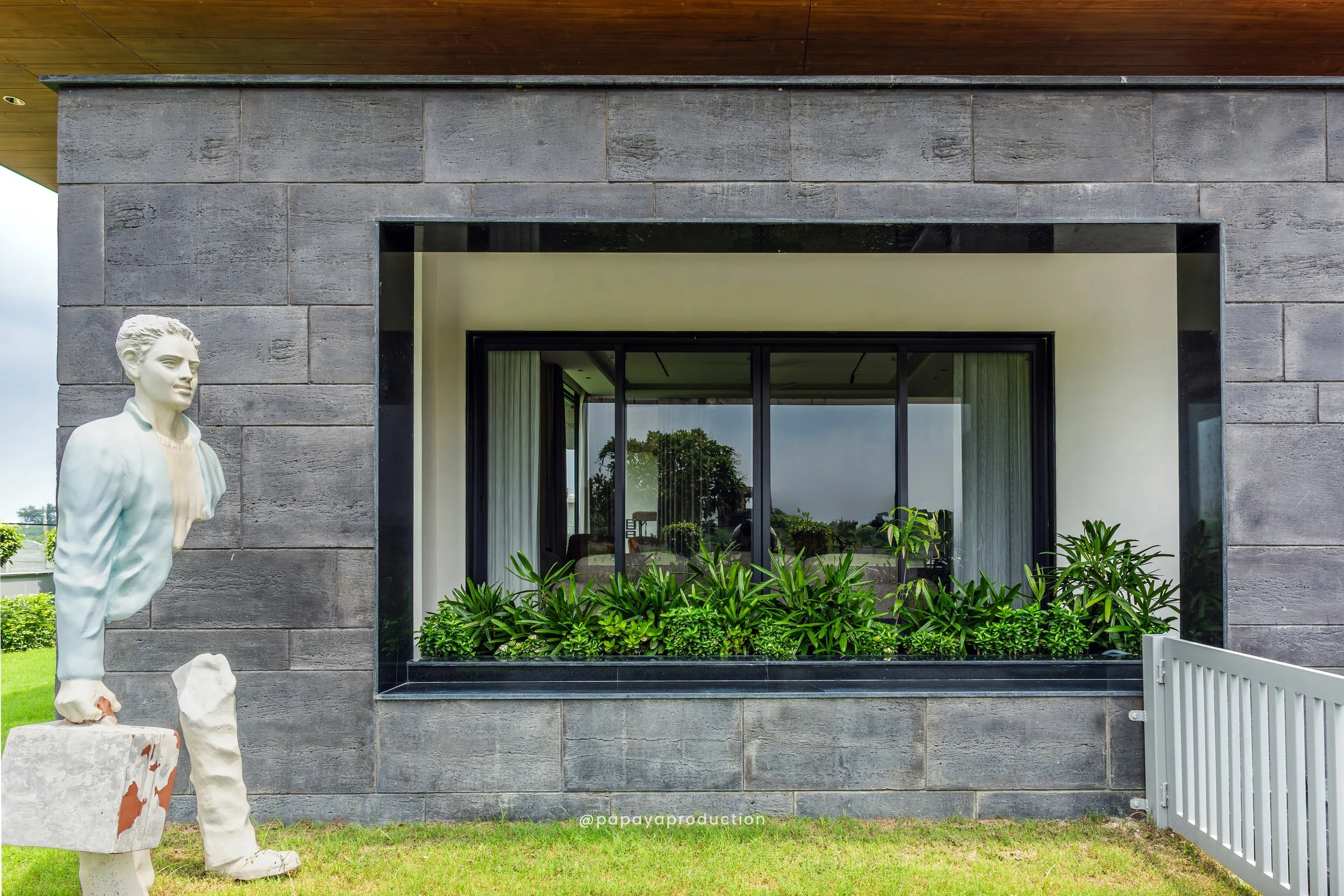 Architecture photo by PAPAYA PRODUCTION