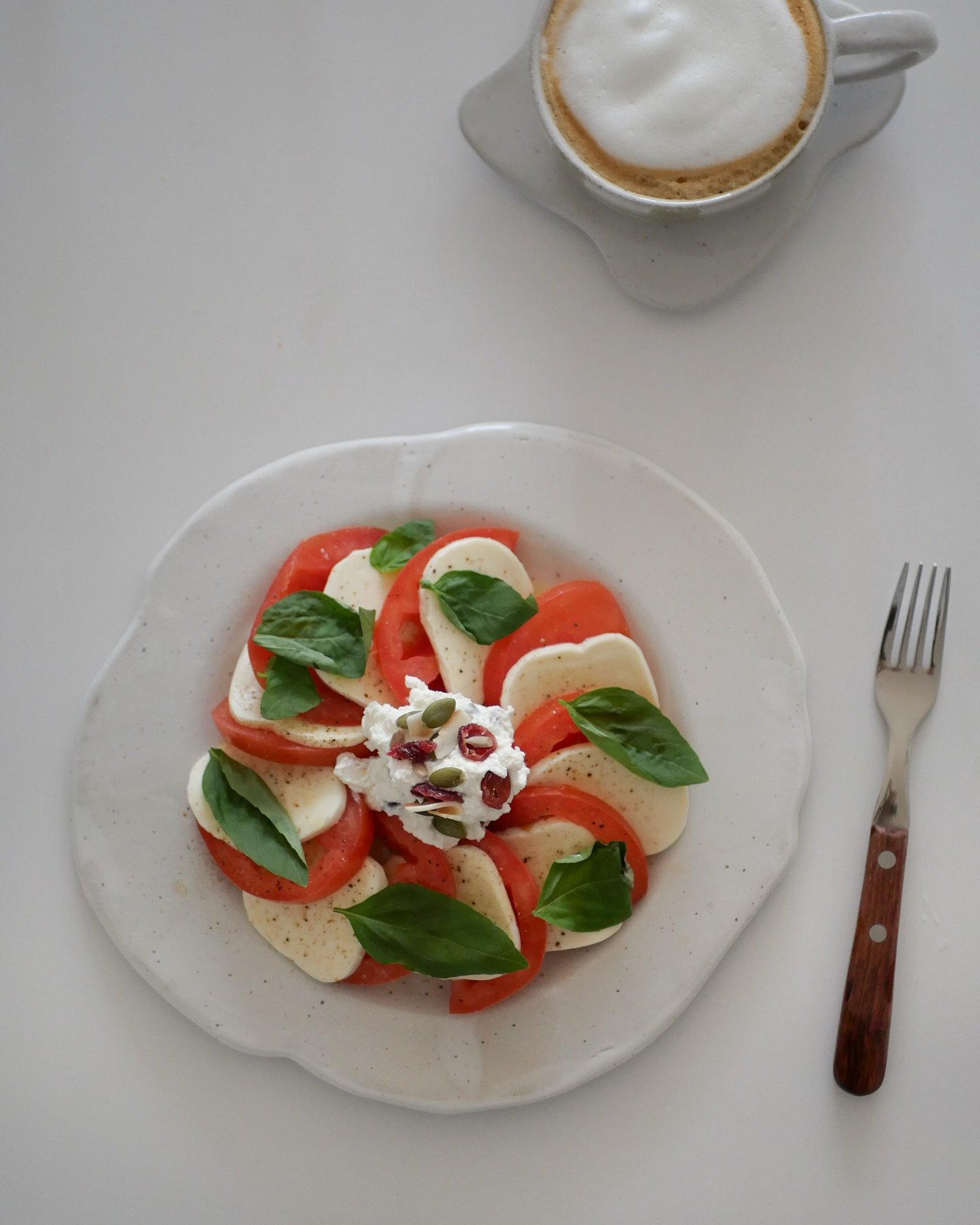 This has been my go-to plate for appetizers, mains, or desserts ever since I made it. 🍽️
What I love most about it is the irregular shape- I cut the sides however I felt like, and it turned into this beautiful, organic form.🤍