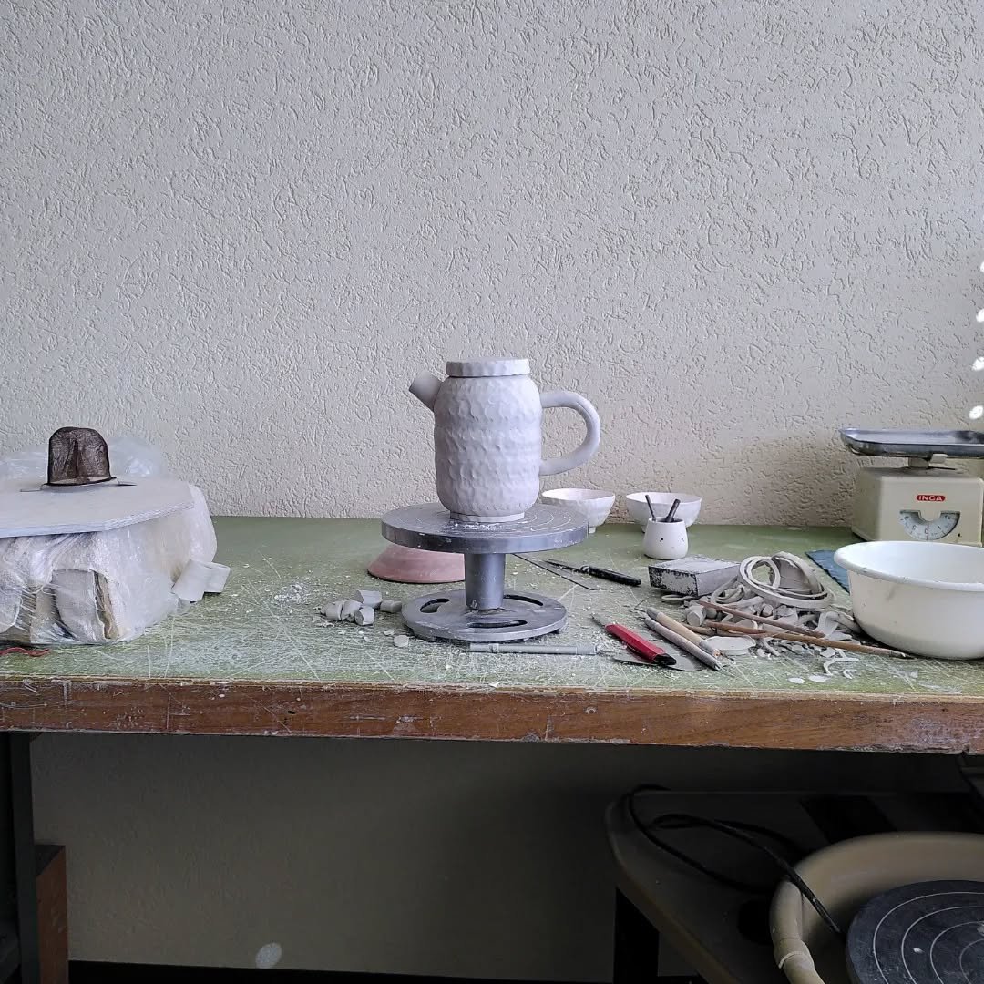 Frische modellierte Teekr&uuml;gli Prototypen 🤍
#prototyp #handmadeceramics #porzellanlove #slowmotion
#production