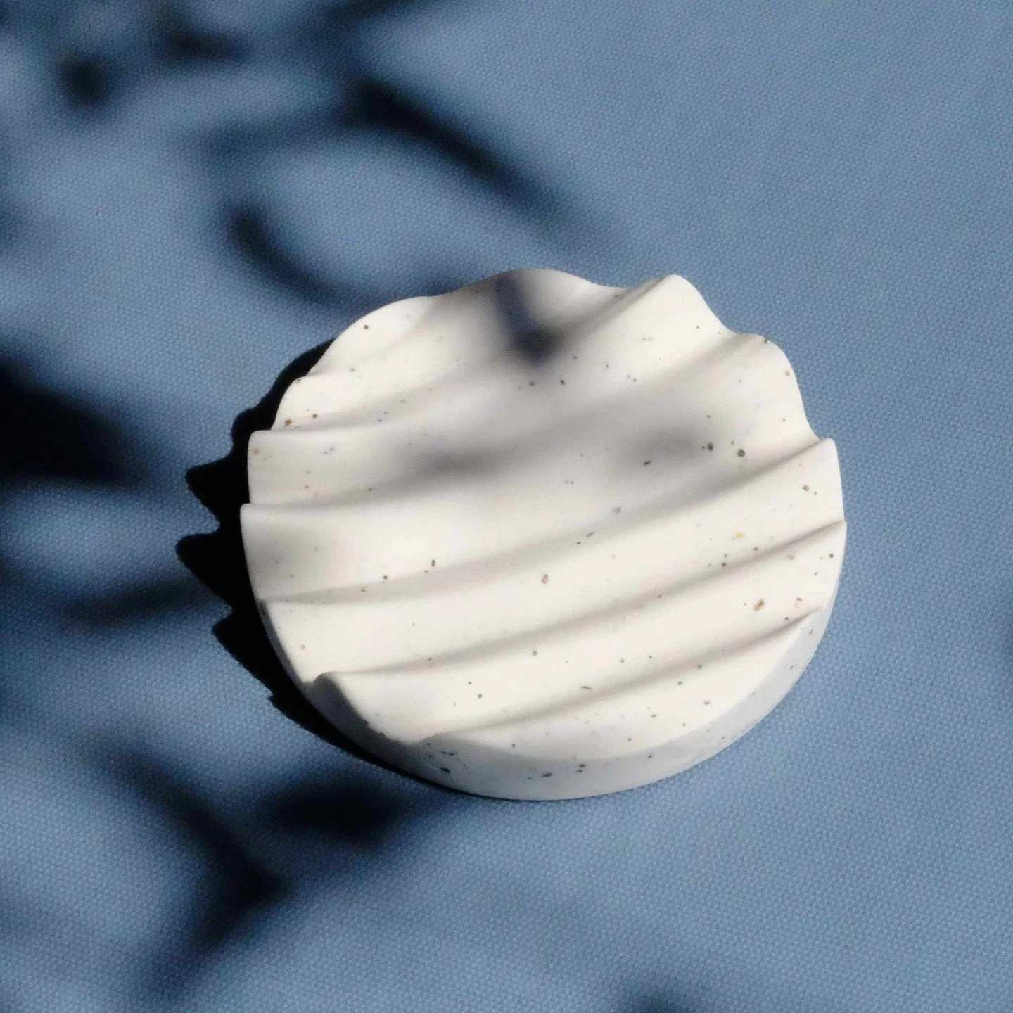 Eine Seifenschale - Gestaltet f&uuml;r die feinen Naturseifen aus Ziegenmolke. Ein Produkt, hergestellt im Bio- Bergbetrieb &quot;Hof Gravas&quot; in Tinizong. 

Hergestellt aus Porzellan, verfeinert mit Sand aus dem Bach Gelgia &ndash; ganz in der N