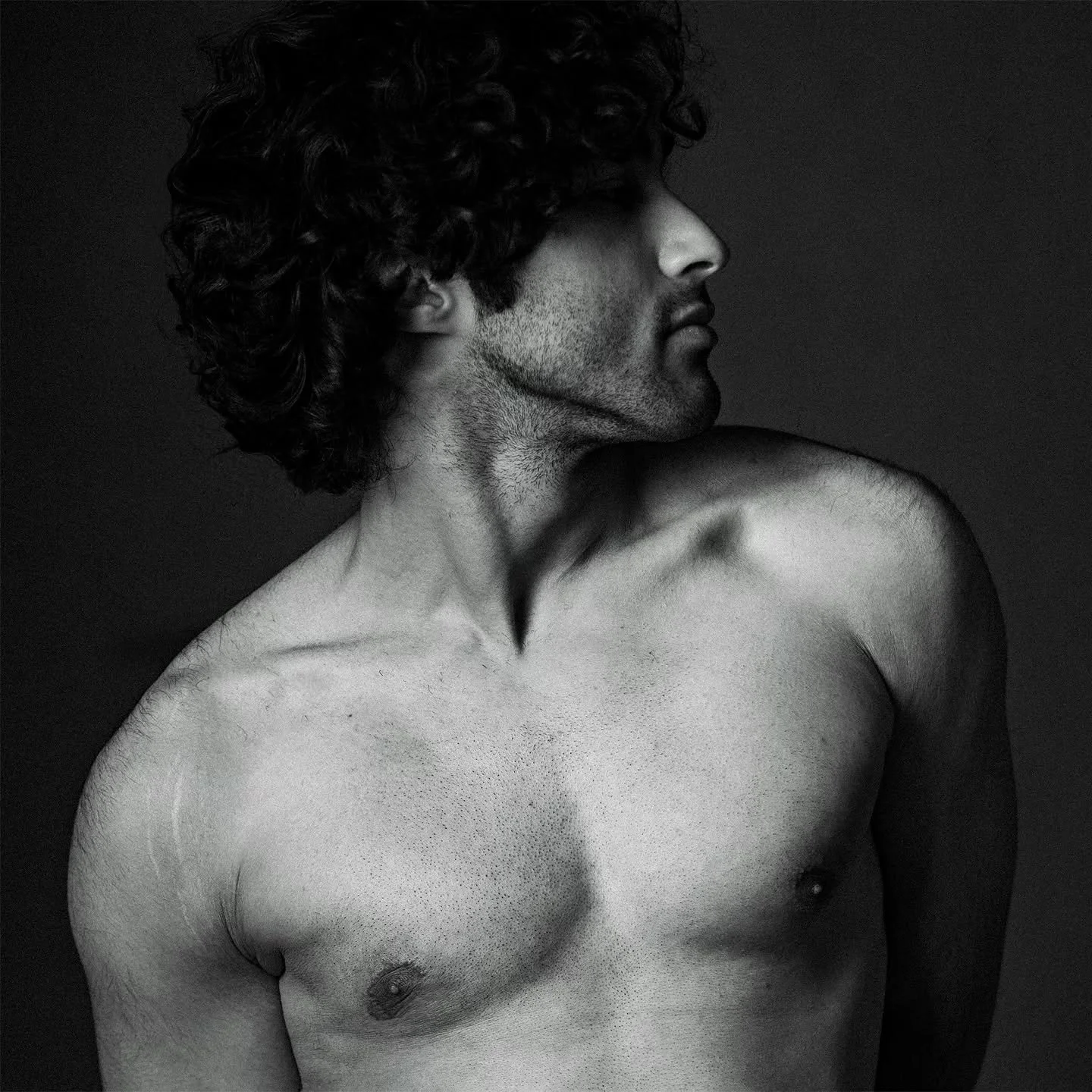 &zwnj;
&zwnj;عندما تعلم بأنك لست الأولوية، لا تحارب.

When you realize you&rsquo;re not the priority, don&rsquo;t fight it.&zwnj;

#portrait #sudiophotography #blackandwhite #body #model