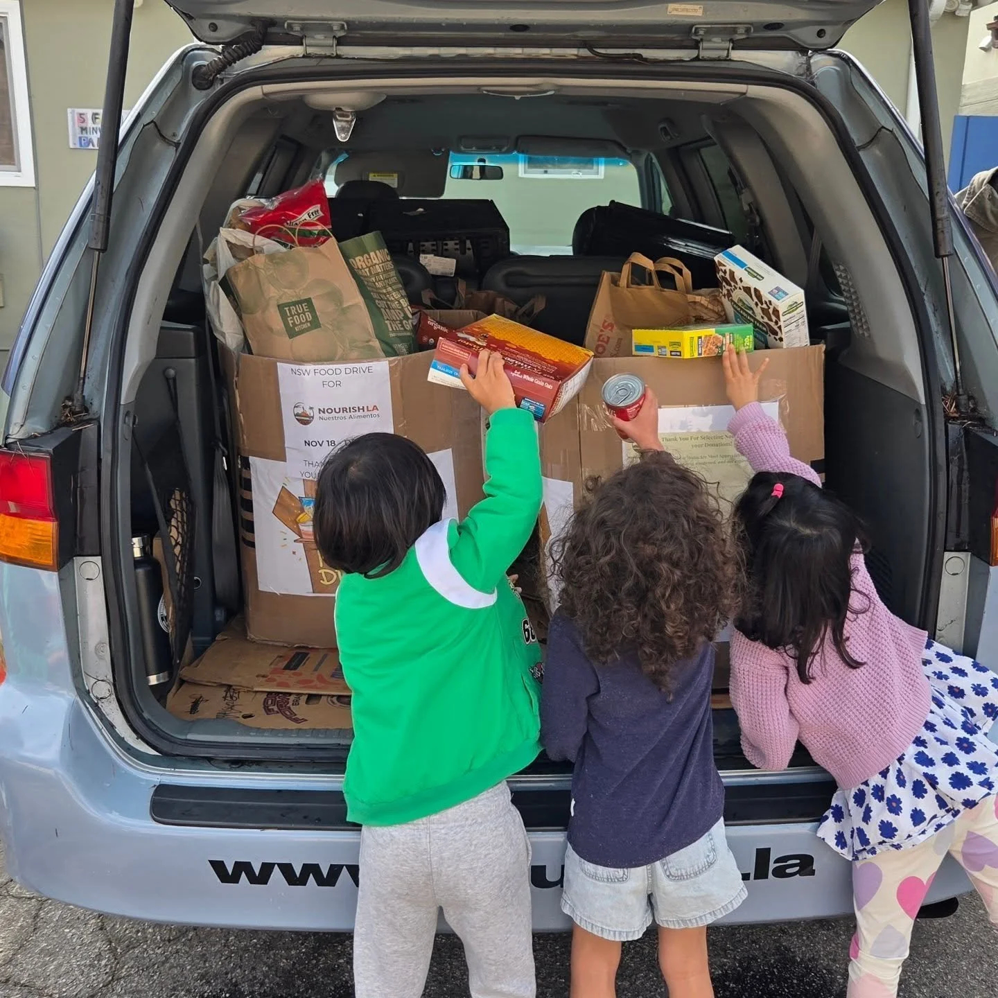 Look at these little helpers! 👀

A massive THANK YOU to the incredible community at New School West!

Their students didn't just donate&mdash;they teamed up with us to find out exactly what Nourish LA needed most this season, and then put their plan