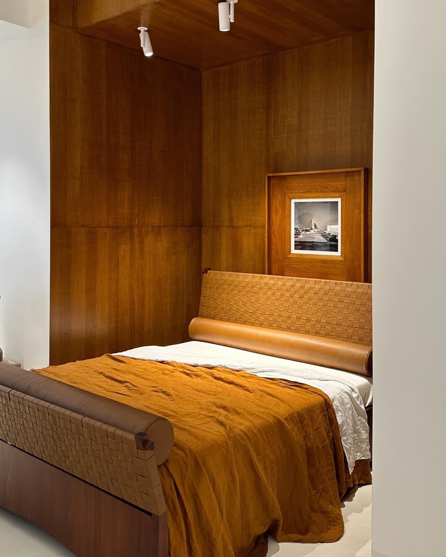 🤎

#bedroomdesign #bedroomgoals #pierreaugustinrose #furnituredesign #frenchinteriors #detail #paneling #interiordesign #gothamhideouts