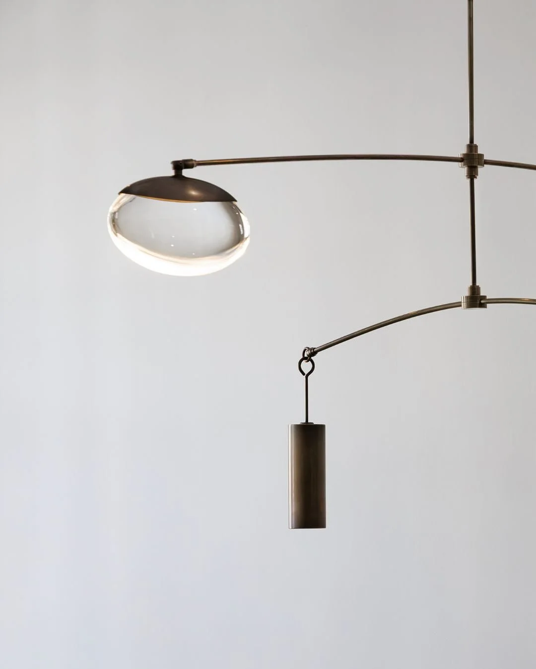 Raw and Radiant. 

Details of the stunning Gaia pendant by @ochreochregallery . Organic materiality meets refined glow in our SoHo project. 

Photo @dimitrimais 

#lightinginspiration #lighting #crystal #pendant #interiordetails #studiokravt #ochreli