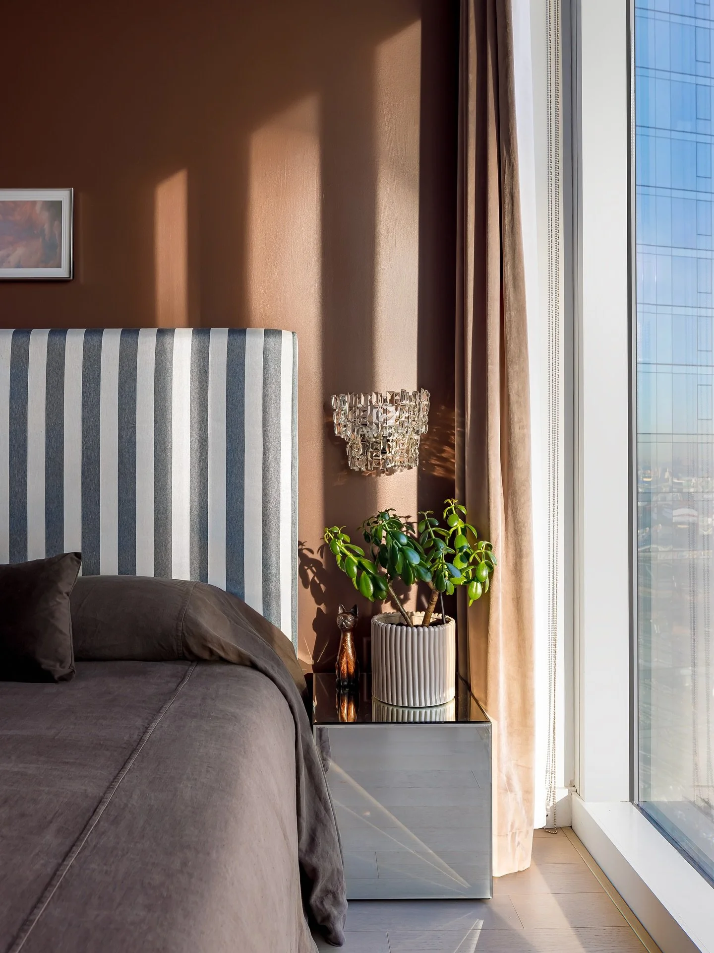 In depth, a crystal glow.

Photo @dimitrimais 

#bedroomdesign #interiordesign #brownwalls #vintagelighting #interiorinspiration #moderninteriordesign #studiokravt