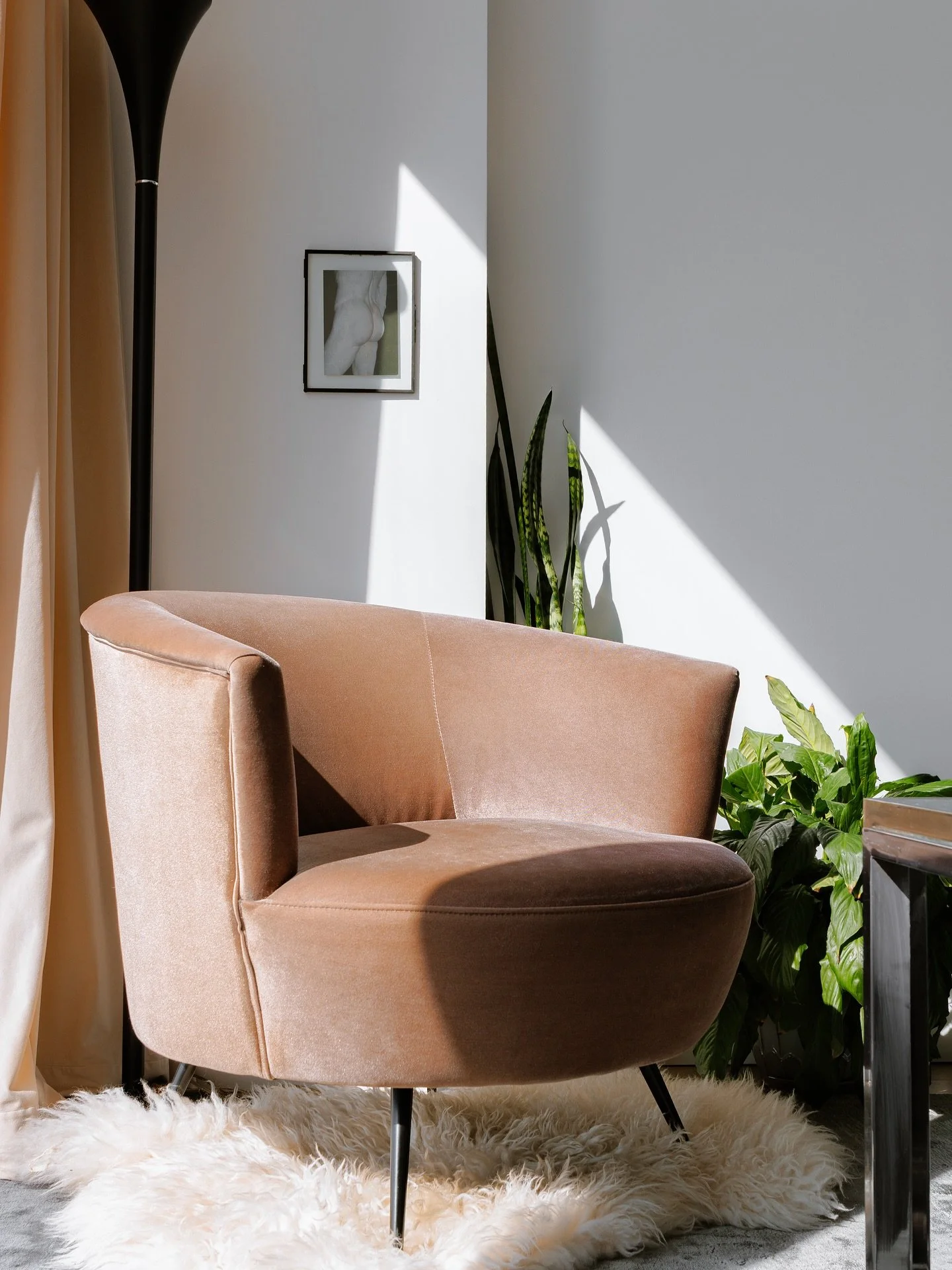 Afternoon light and unrushed moments.

Photo @dimitrimais 

#interiordesign #readingnook #sunlight #lounge #designanddecor #nycinteriors #studiokravt