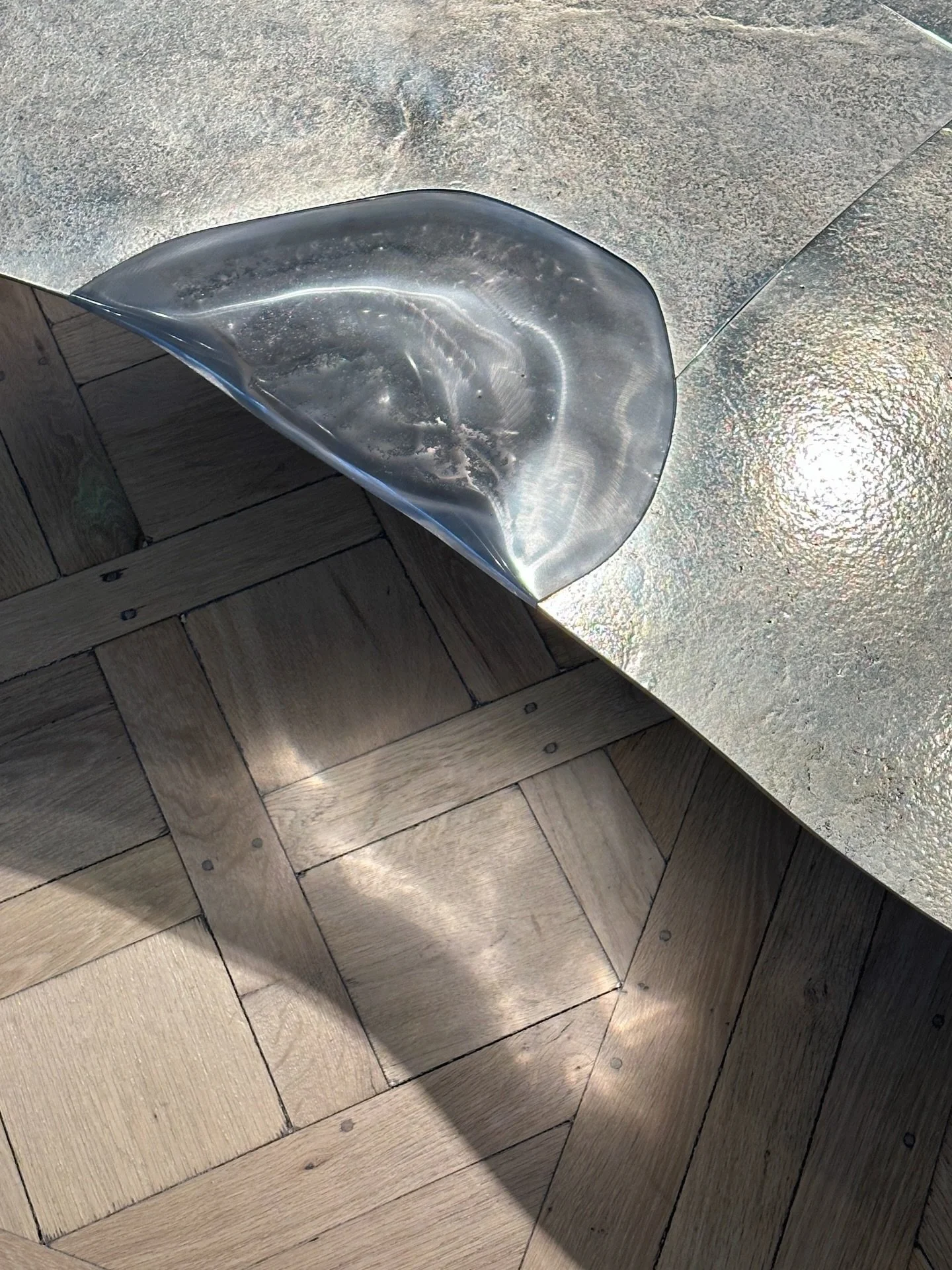 Somewhere between sculpture and reflection.

@vdecotiis magic in white bronze and Murano glass. @carpentersworkshopgallery 

#studiokravt #wishlist #vincenzodecotiis #carpentersworkshopgallery