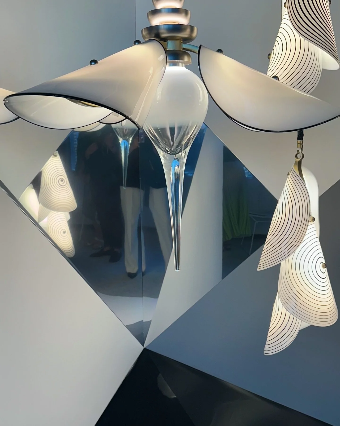 Soft curves held by precise geometry. Quietly unfolding, moment by moment. 

Botanica Chandelier by @avram_rusu_studio
@collectiblefair