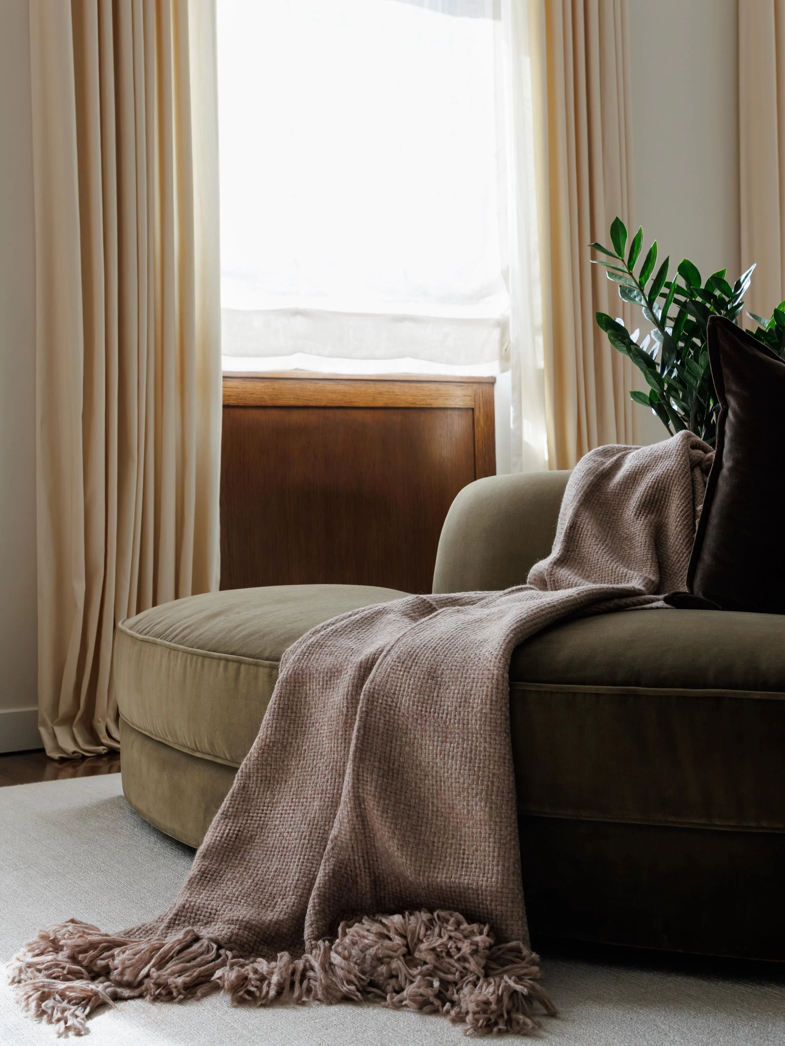 A space designed to slow you down &mdash; soft texture, still light, and nothing asking for attention.

Photo @dimitrimais 

#studiokravt #nycinteriordesigner #modernresidences 
#designedforliving #livingroom