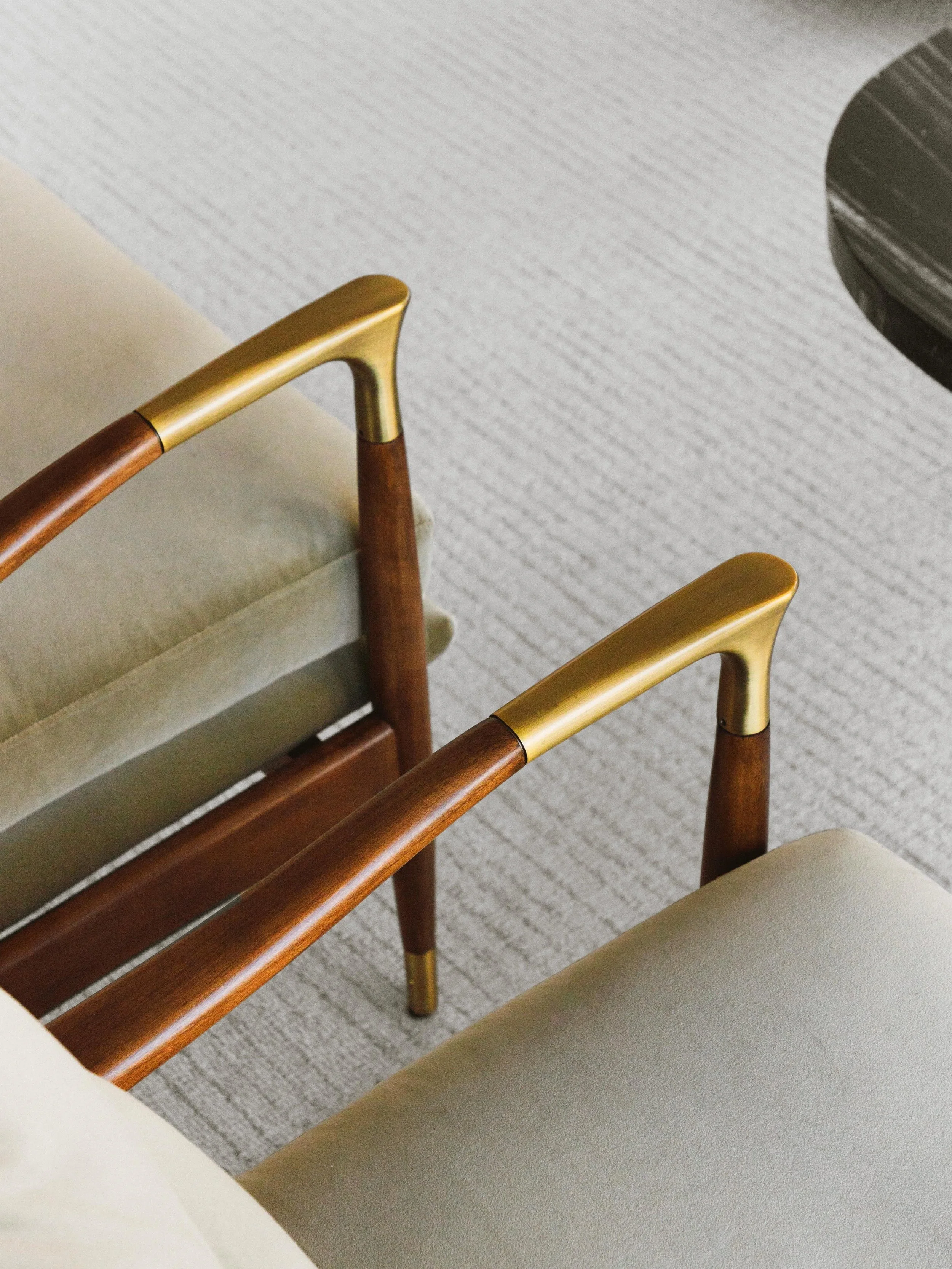 It&rsquo;s often the details that carry the whole &mdash; proportion, material, and a quiet confidence in craft.

Photo @dimitrimais   #studiokravt #furnituredesign #chairdetails #materialmood #interiordetail
