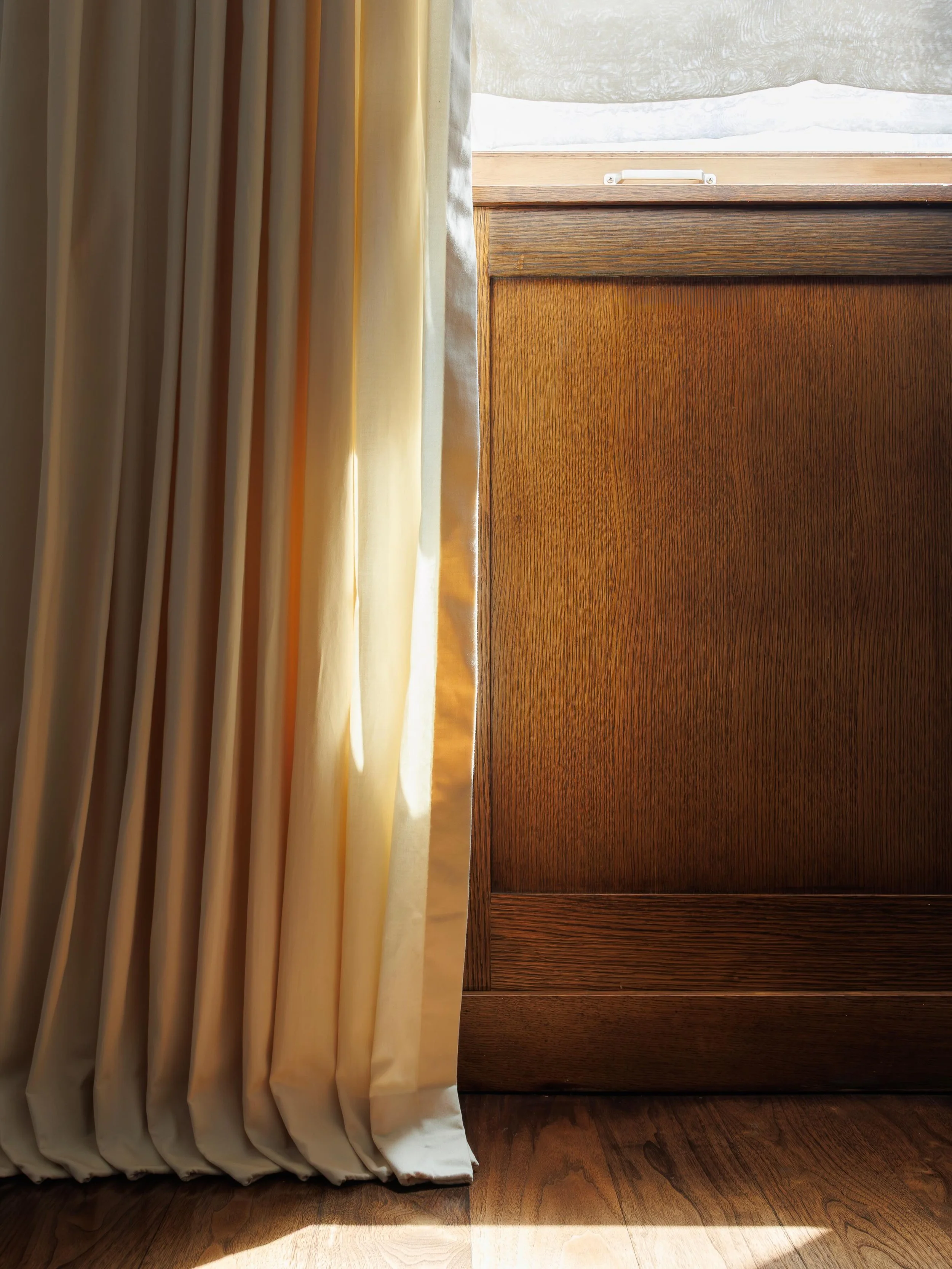 The way light moves through a home can change everything &mdash; bringing warmth to texture, softness to tone, and a quiet sense of ease to everyday living.

Photo @dimitrimais 
 #studiokravt #interiordesign #neutralinteriors #materialmoodboard #wind