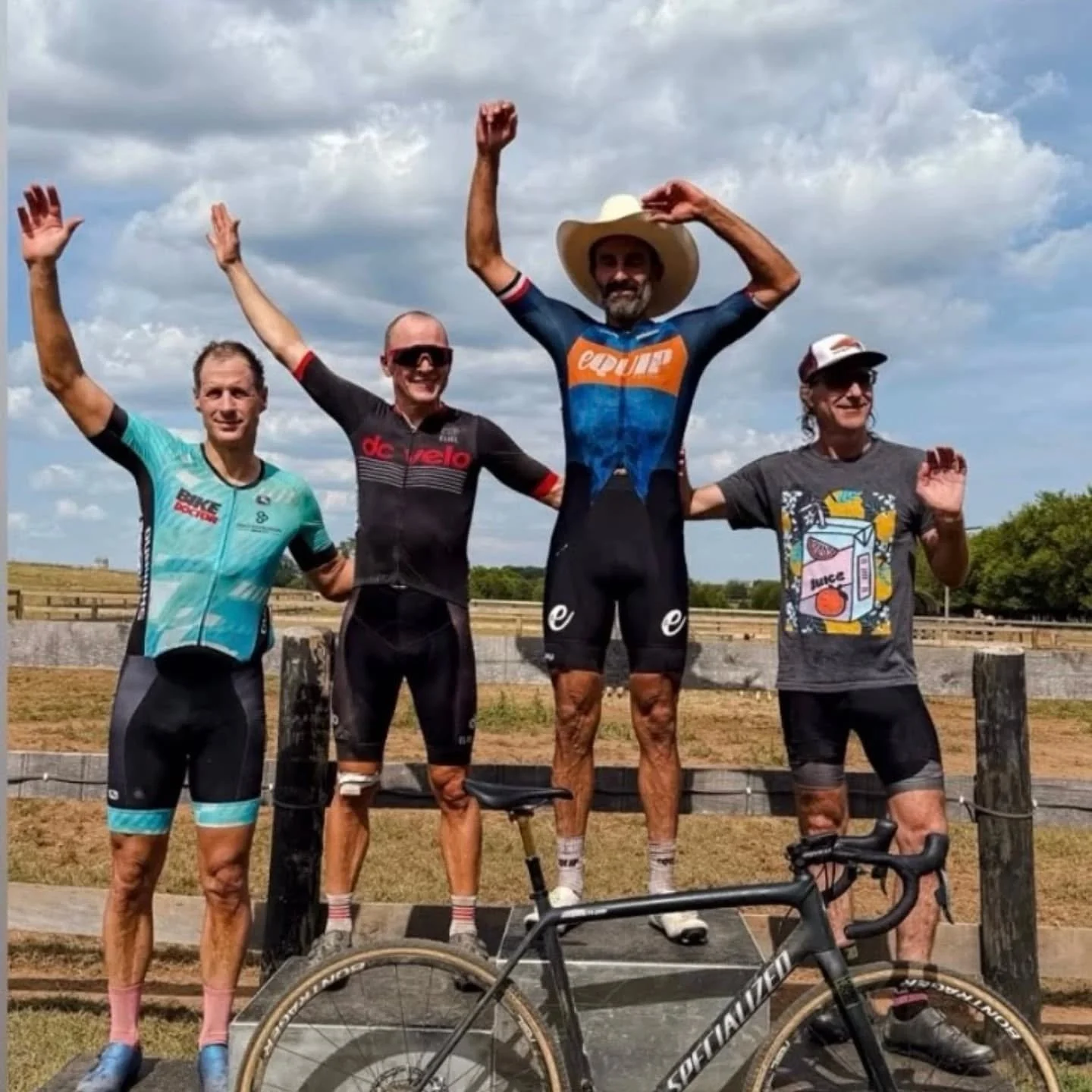 🌮 PODIUM ALERT 🌮
This cowboy don't need no saddle — @swettechniquesmtb pulled off an unreal comeback at @tacocrossrace to take first 🥇 in the Master’s 1/2/3 after snapping his saddle mid-race, riding a loaner singlespeed, then chargin