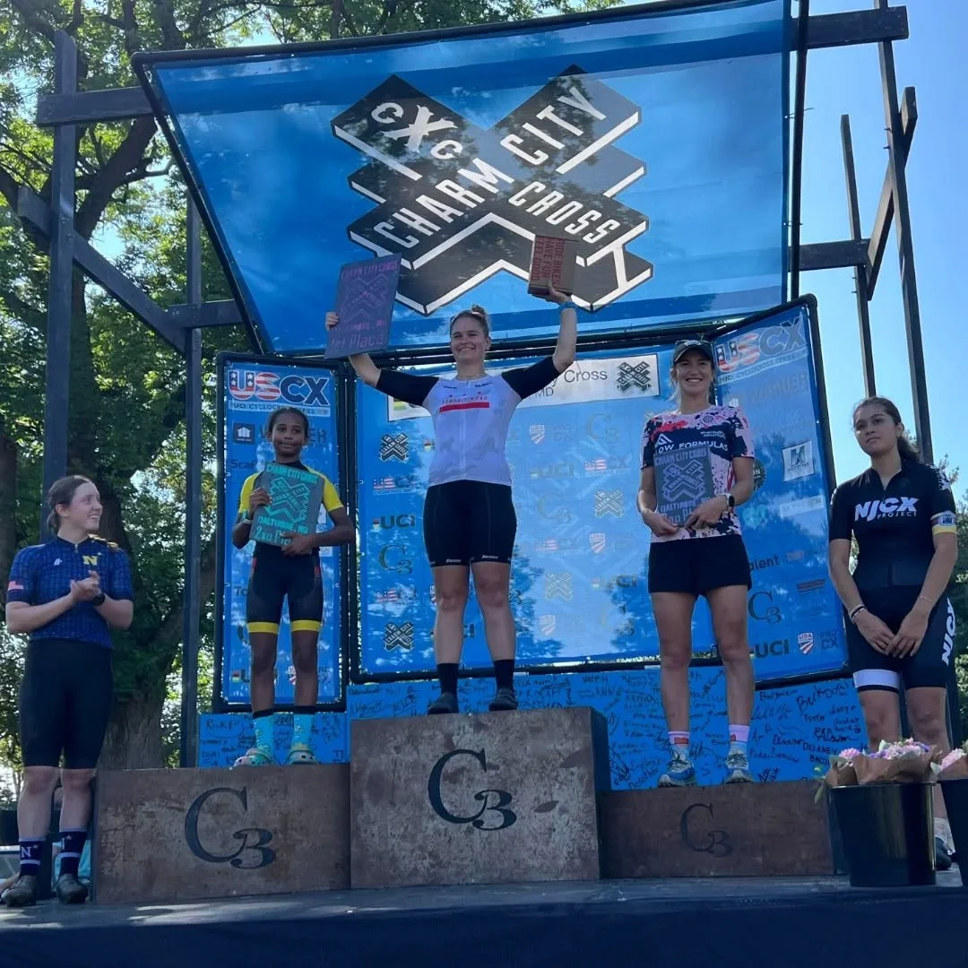 🦀 PODIUM ALERT 🦀
@maddie_west10 continues to tear it up, taking the top step 🥇 at @charmcitycx in the Women's 4/5 💥
Congrats Maddie!
#EquipRacing
@conduitroadpublichouse
@cutawayusa
@grit.usa
@senacycling
@bikeneticfc