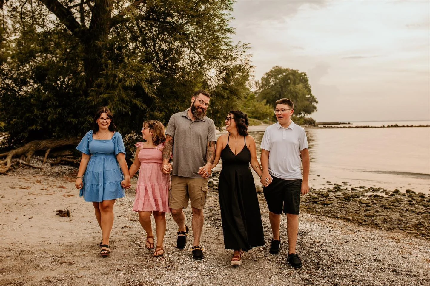 There&rsquo;s something timeless about family laughter by the water 🌅

#clevelandphotographer #clevelandphotographers #loraincounty #clevelandfamilyphotography #clevelandfamilyphotographer