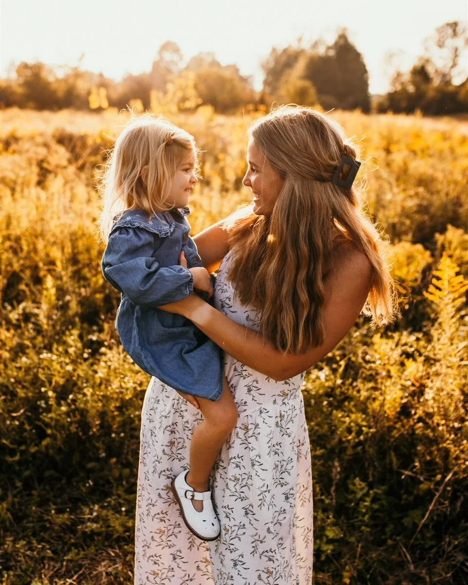 The lighting was a paid actor 😍☀️

#clevelandphotographer #clevelandphotographers #loraincounty #clevelandfamilyphotography #clevelandfamilyphotographer
#clevelandmaternityphotographer