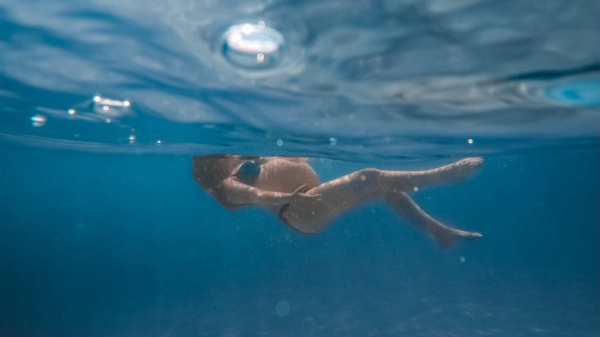 My very first underwater maternity session and what a dream it was 🧜&zwj;♀️ 🤍🌊 

There is something so powerful about capturing motherhood in the ocean, weightless, calm, strong, and completely in tune with nature. Shooting underwater at Rottnest 