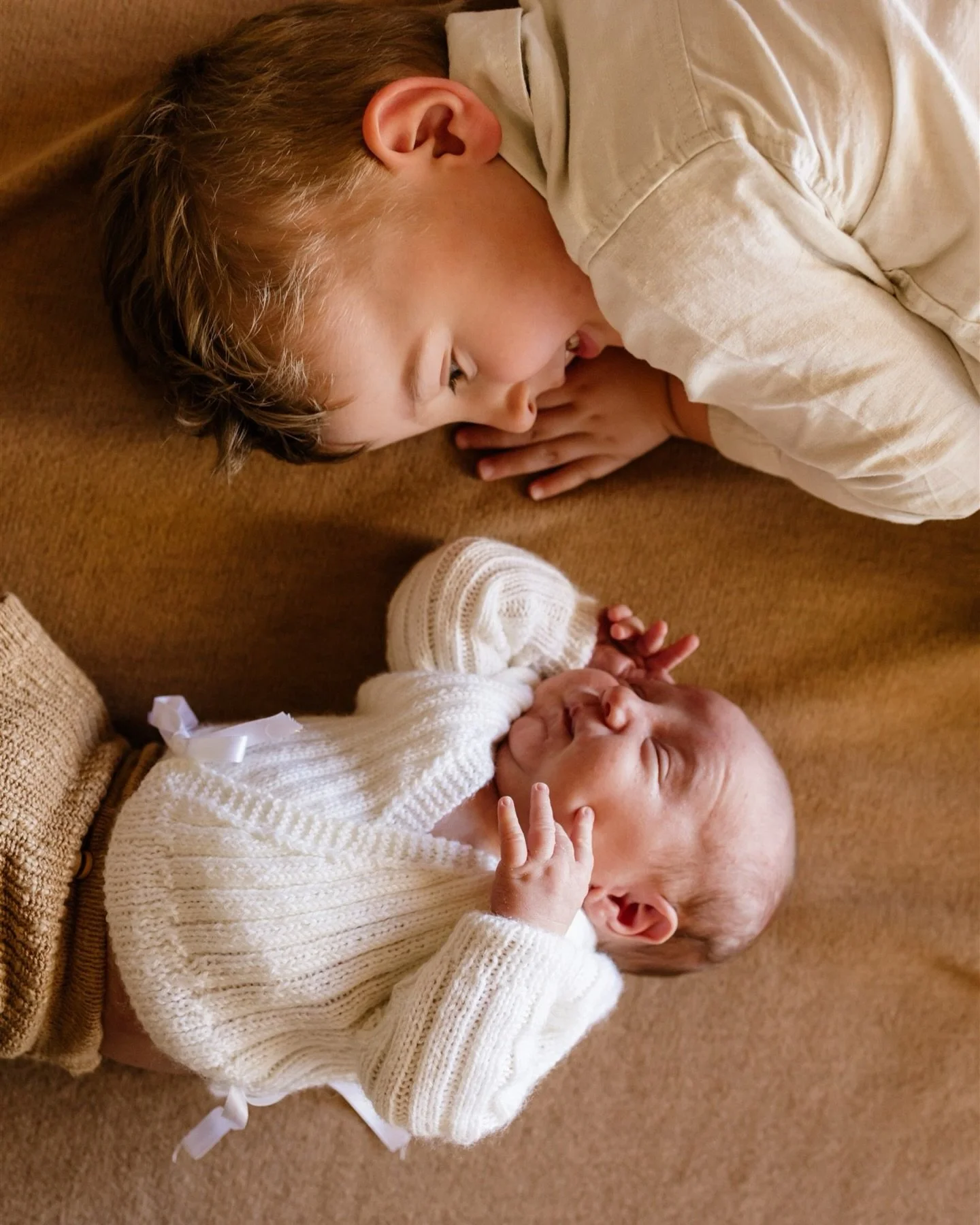 From the very first days, love looks like this.
Soft whispers, sleepy cuddles, and a big sibling learning their new role 🤍
Capturing the moments before everything changes.
What do you remember most from those early days?
#paulawhitephotography #pert