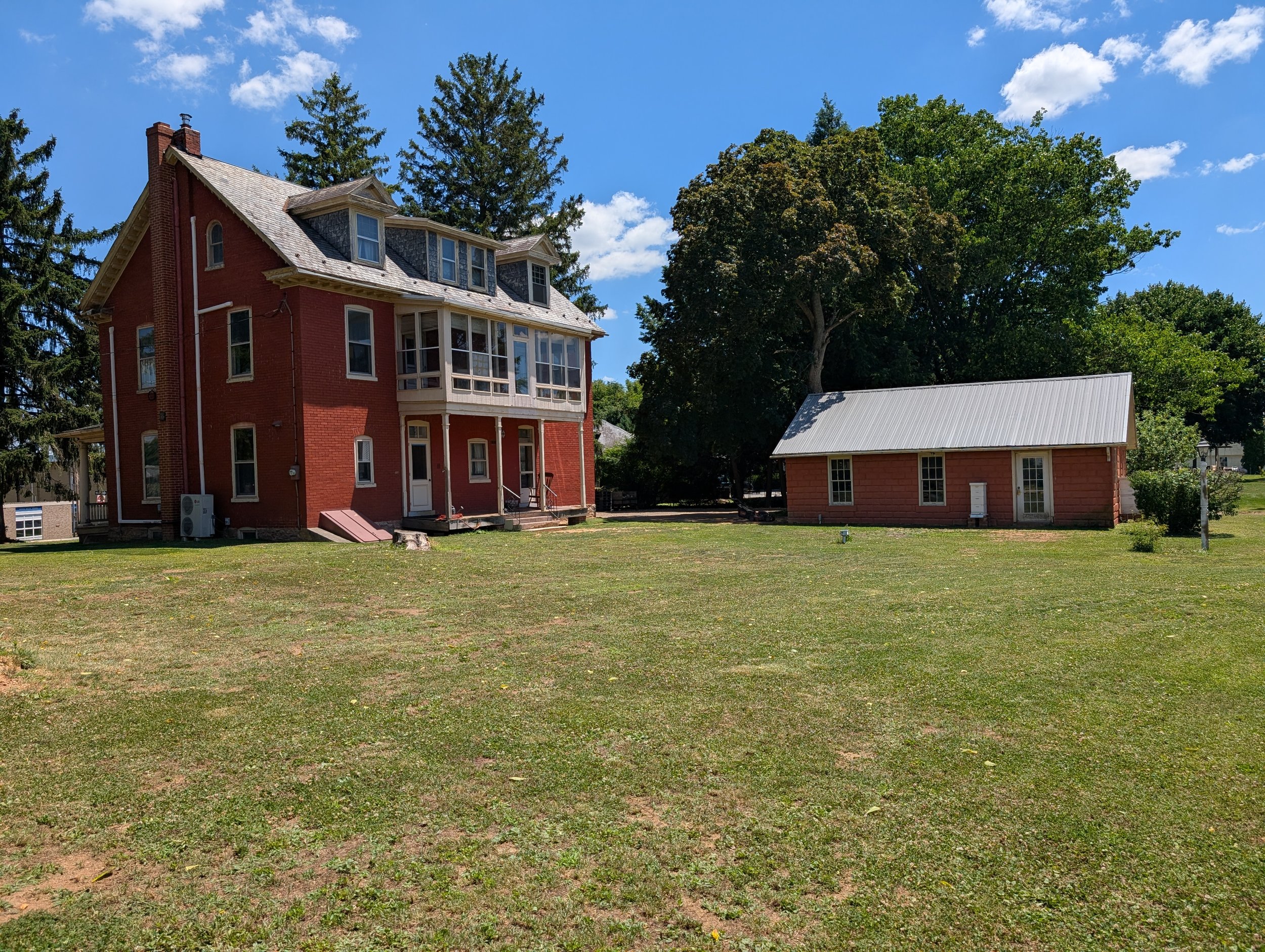 Bella Vista Spacious Grounds and Lawn