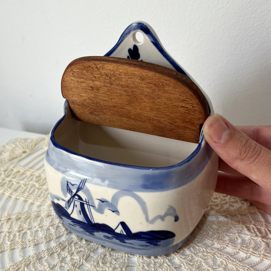 Vintage Blue White Hangable Porcelain Delft Holland Salt Box (6).png