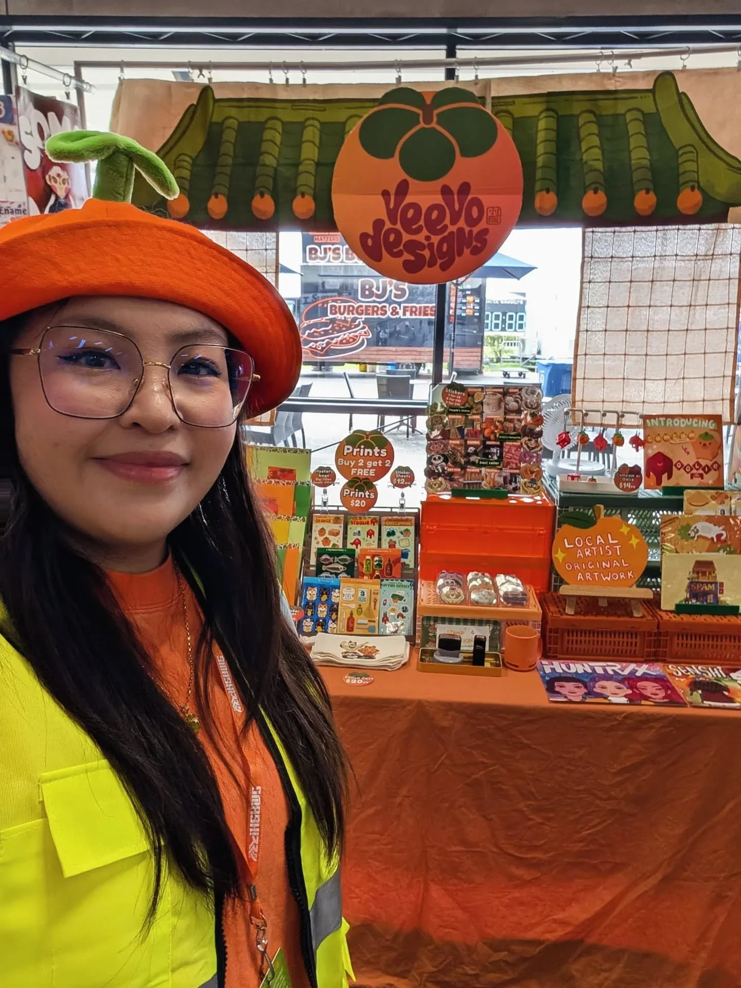 AHHH SMASH! CHIBI WAS SO MUCH FUN!!!! 🥹🌸 @smashcon

I probably sound like a broken record but I love coming back to Sydney and seeing so many of you enjoy my work! Thank you for selling me out on my prints, sticker sheets and Camcam/Oolie! 🍊🪑 Wat