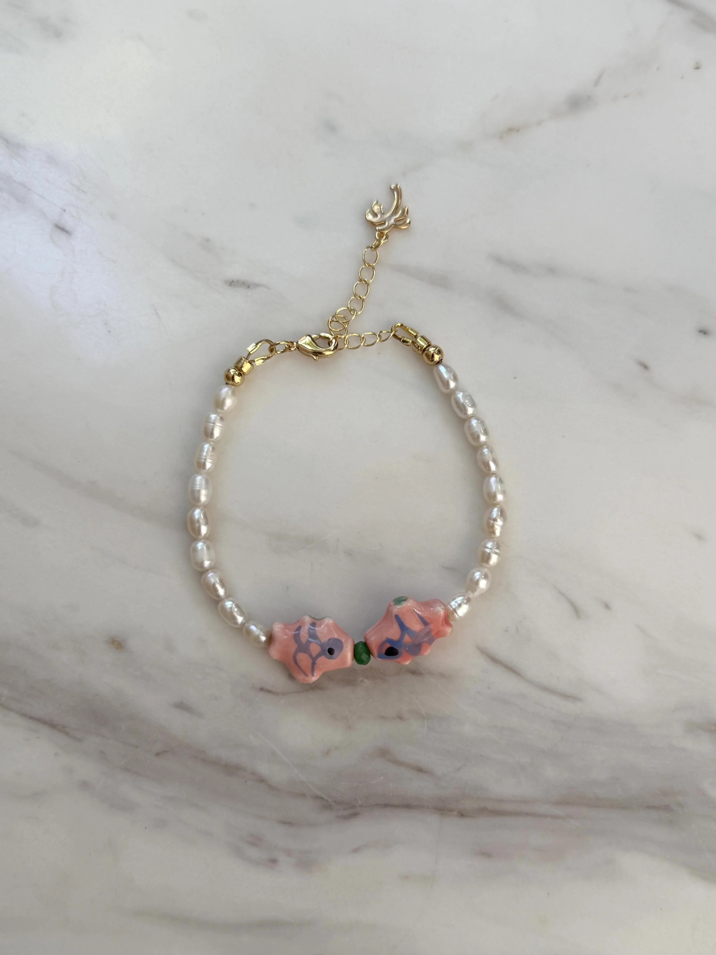 fishy pearl bracelet pink clasp.jpg