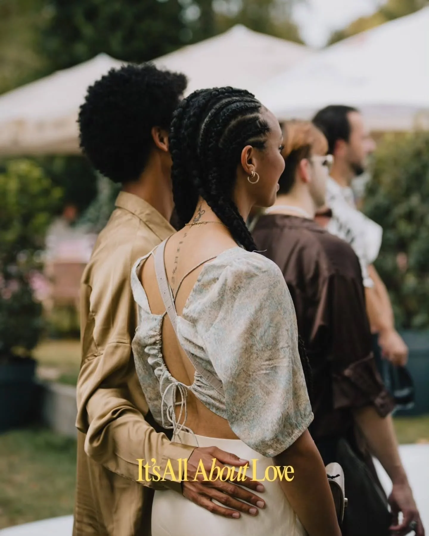 It&rsquo;s all about love.

Eure Liebe.
Die eurer Familien.
Die eurer Freunde.

Eine Hochzeit besteht nicht nur aus einem Ja-Wort,
sondern aus all den Momenten,
in denen man sich nah ist &ndash;
oft ganz unbemerkt.

Diese Augenblicke machen den Tag v