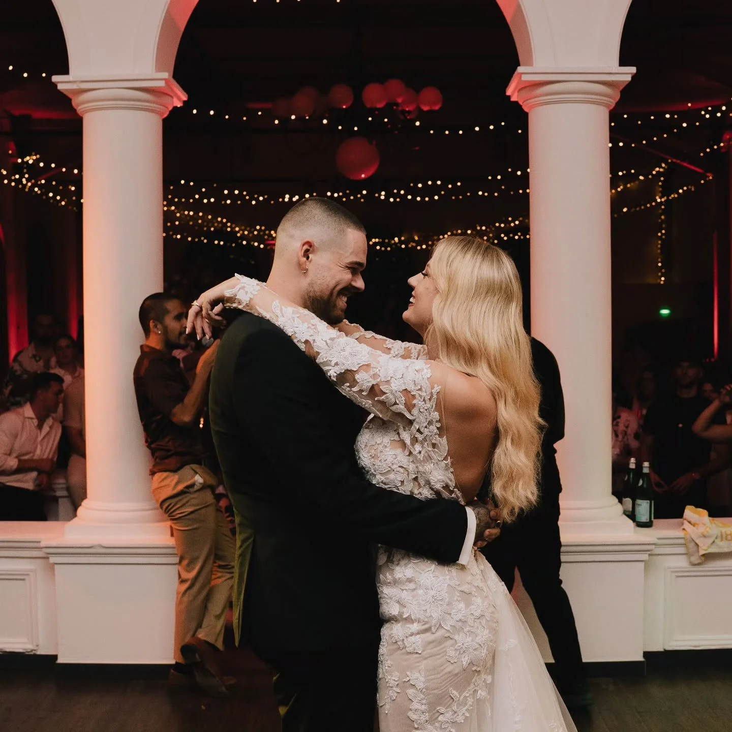 Mehr als nur eine Galerie. Mehr als nur zwei Kameras.

Eure Hochzeit ist kein Fotoshooting. Sie ist ein Rausch aus Emotionen, ungeschriebenen Momenten und das Fest eurer ganz pers&ouml;nlichen Geschichte.

Wir begleiten euch als Duo, damit kein einzi