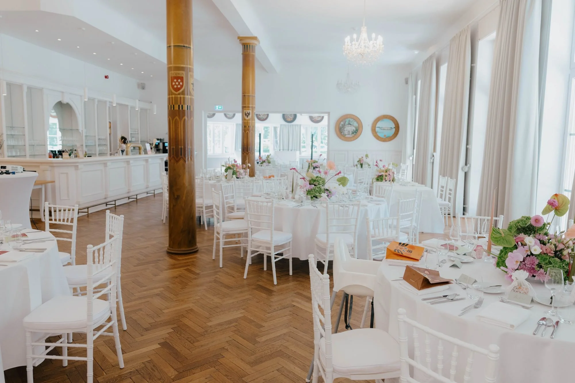 Festlich gedeckte Tische im Saal der Villa Schützenhof als Regen-Alternative