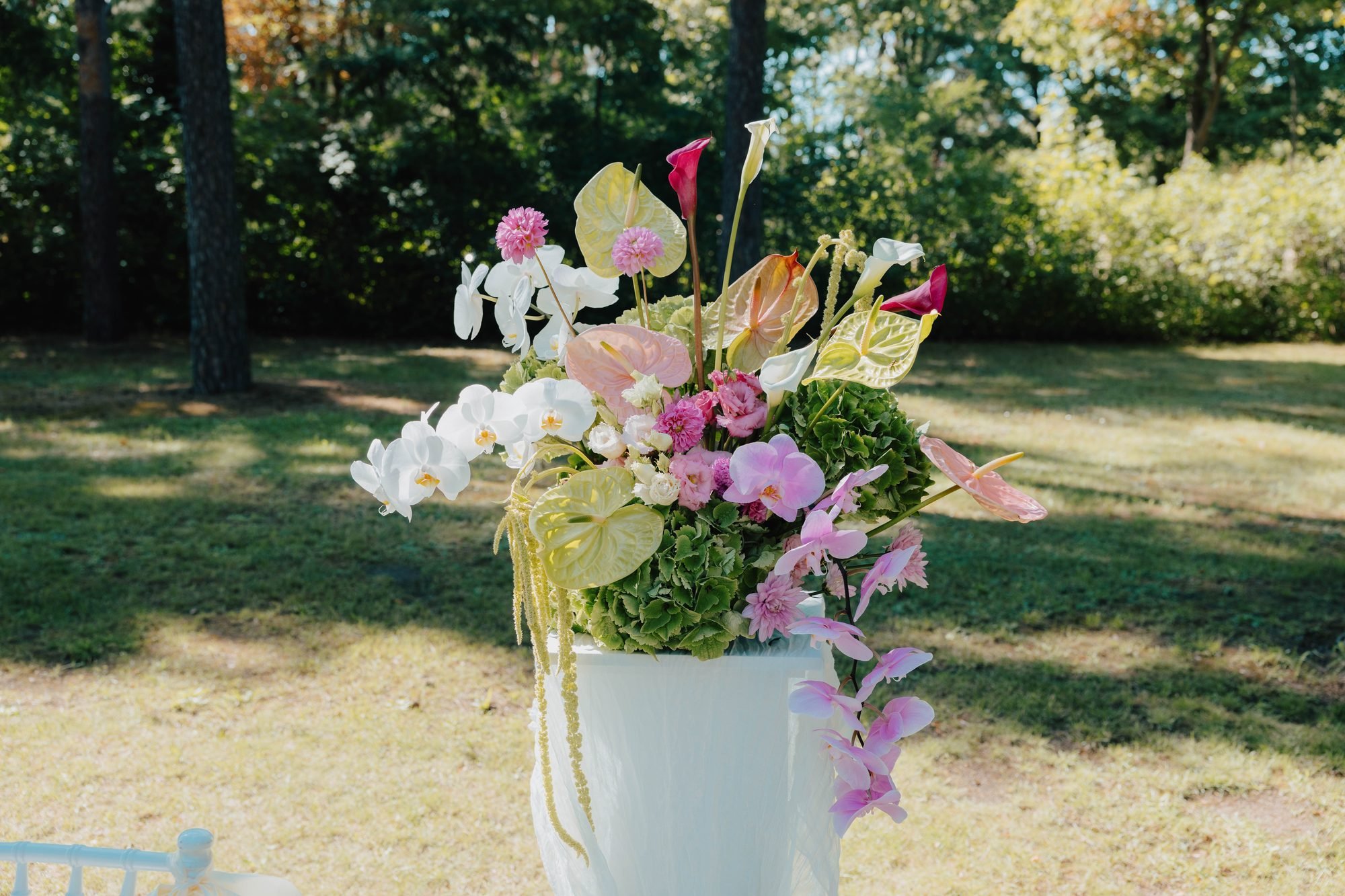 Nahaufnahme der Blumendekoration bei der Hochzeit in der Villa Schützenhof