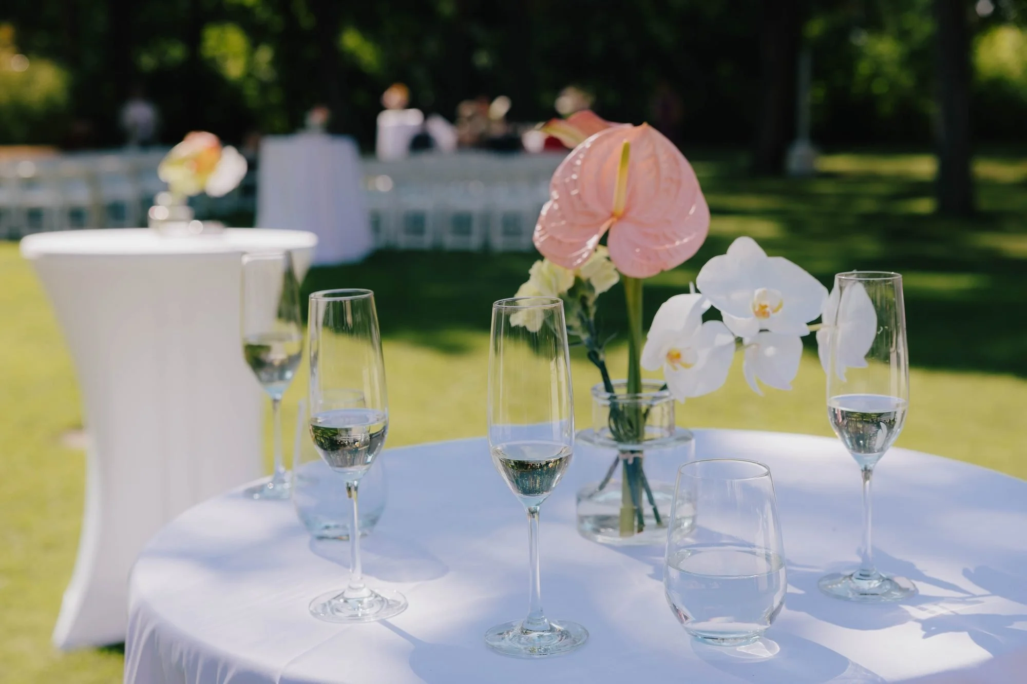 Sektempfang im Garten der Villa Schützenhof mit Blumendeko