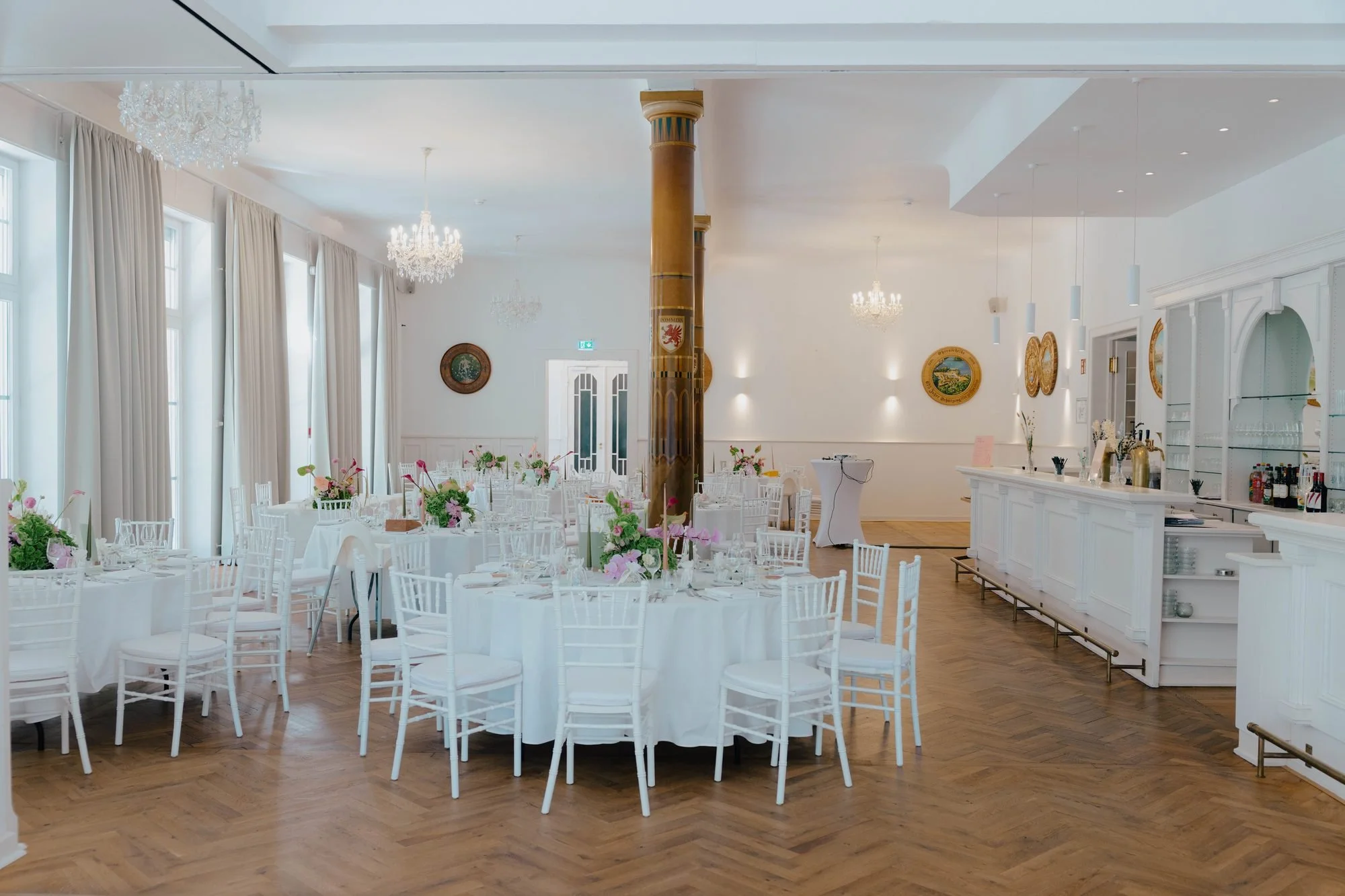 Blick in den Festsaal der Villa Schützenhof mit Bar