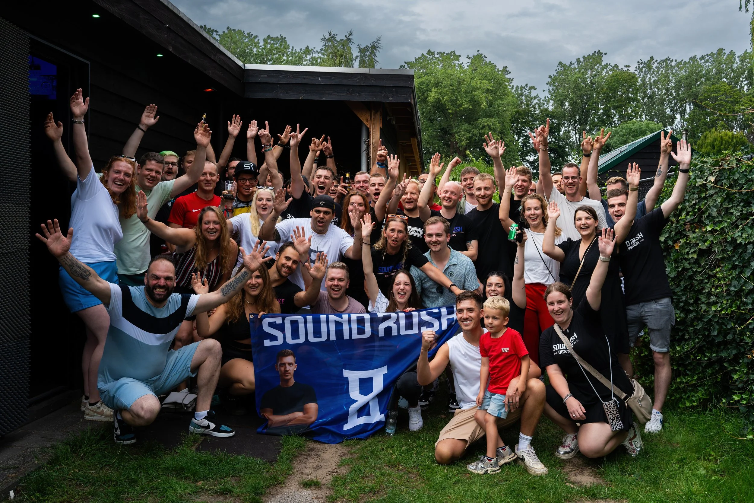 Gruppe von Menschen beim Feiern im Freien