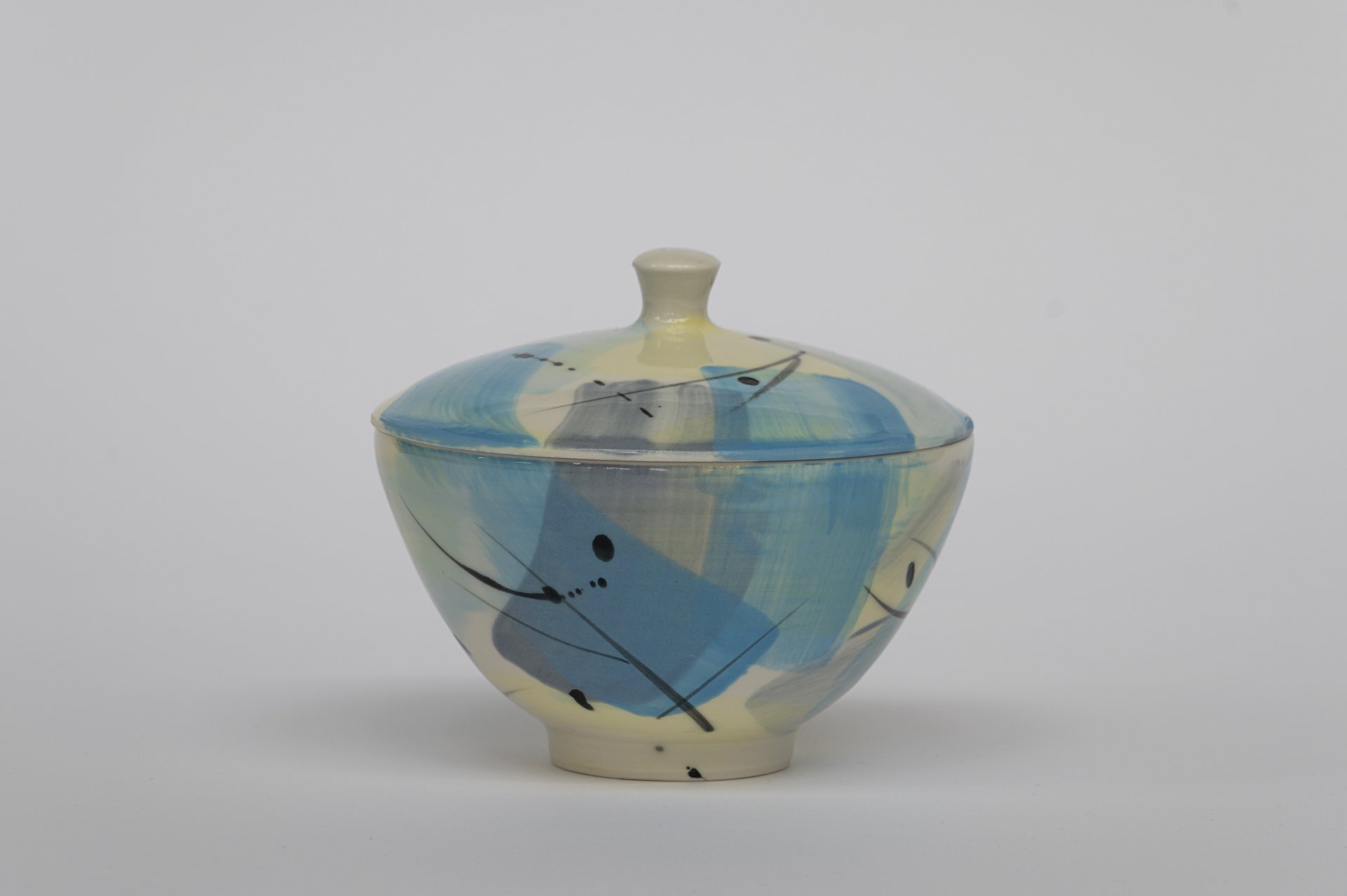 Soup bowl with lid