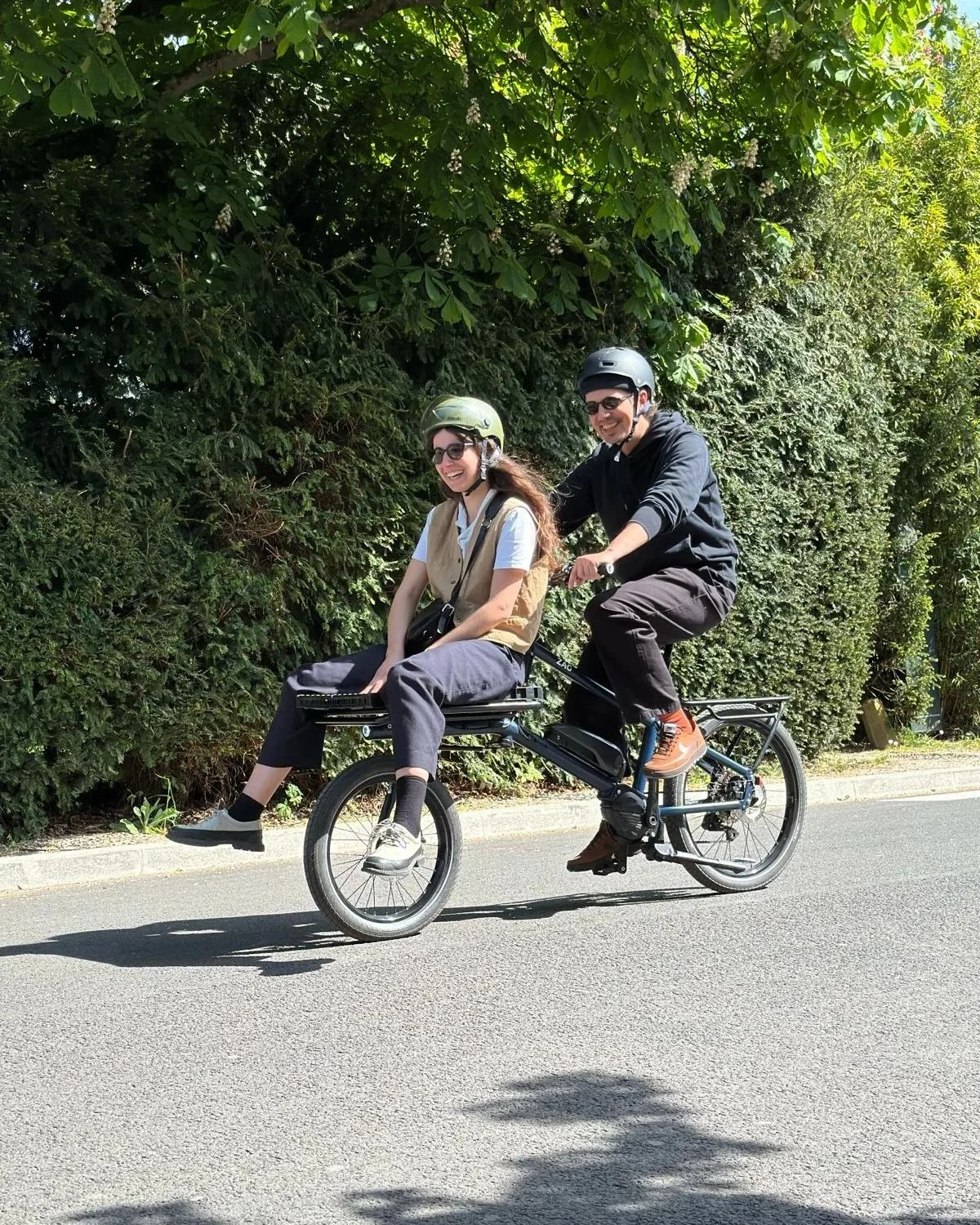 Essai du vélo cargo biporteur ZAG avec un adulte assis devant lors du salon Vélo in Paris