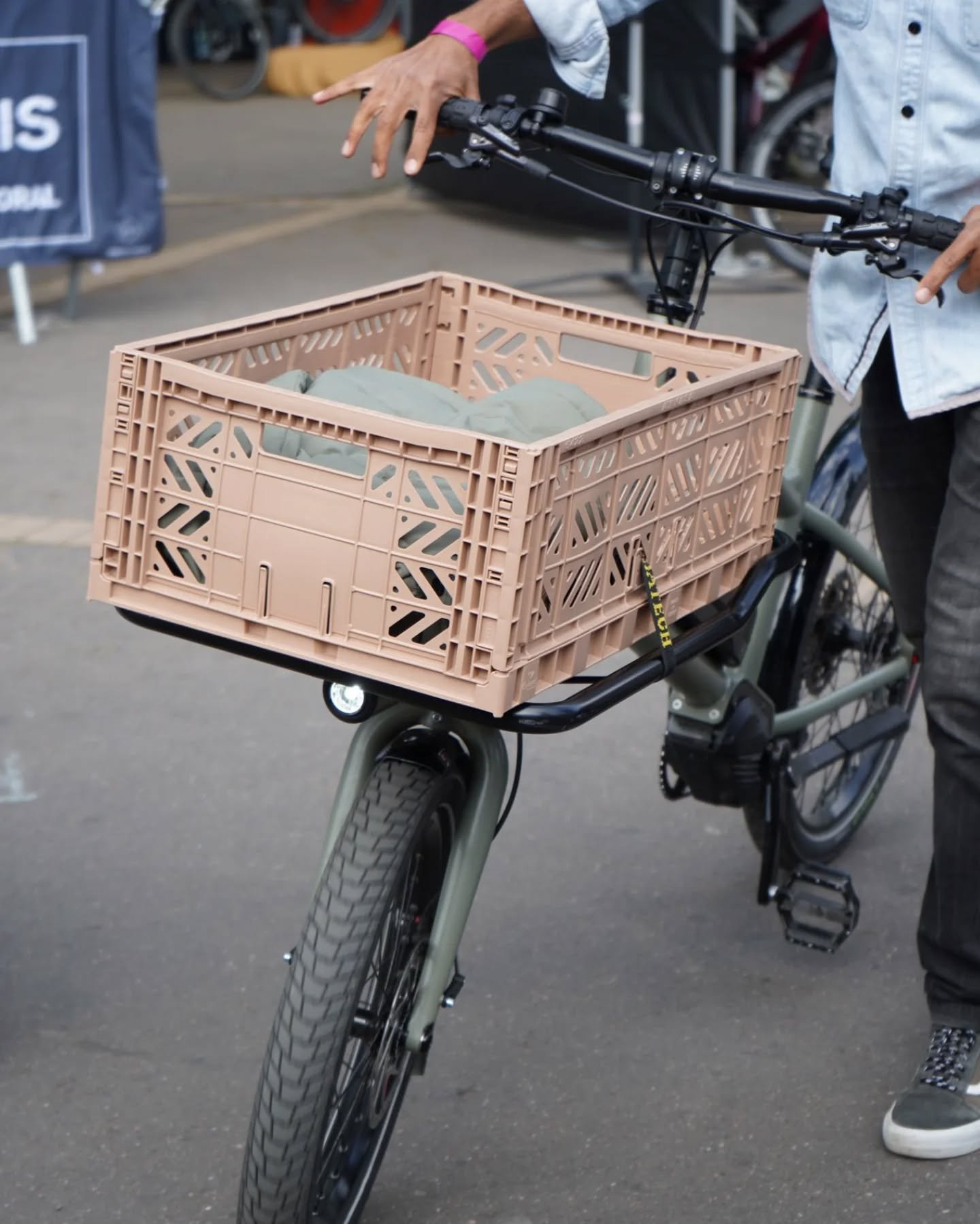 Zoom sur notre rack 🔍

Un rack-&agrave;-tout-faire - compact mais polyvalent ! 

Fabriqu&eacute; en France 🇫🇷, en acier cromo (comme le cadre), il peut porter jusqu'&agrave; 70 kg. 

Les possibilit&eacute;s sont nombreuses : 
- caisse au format Eu