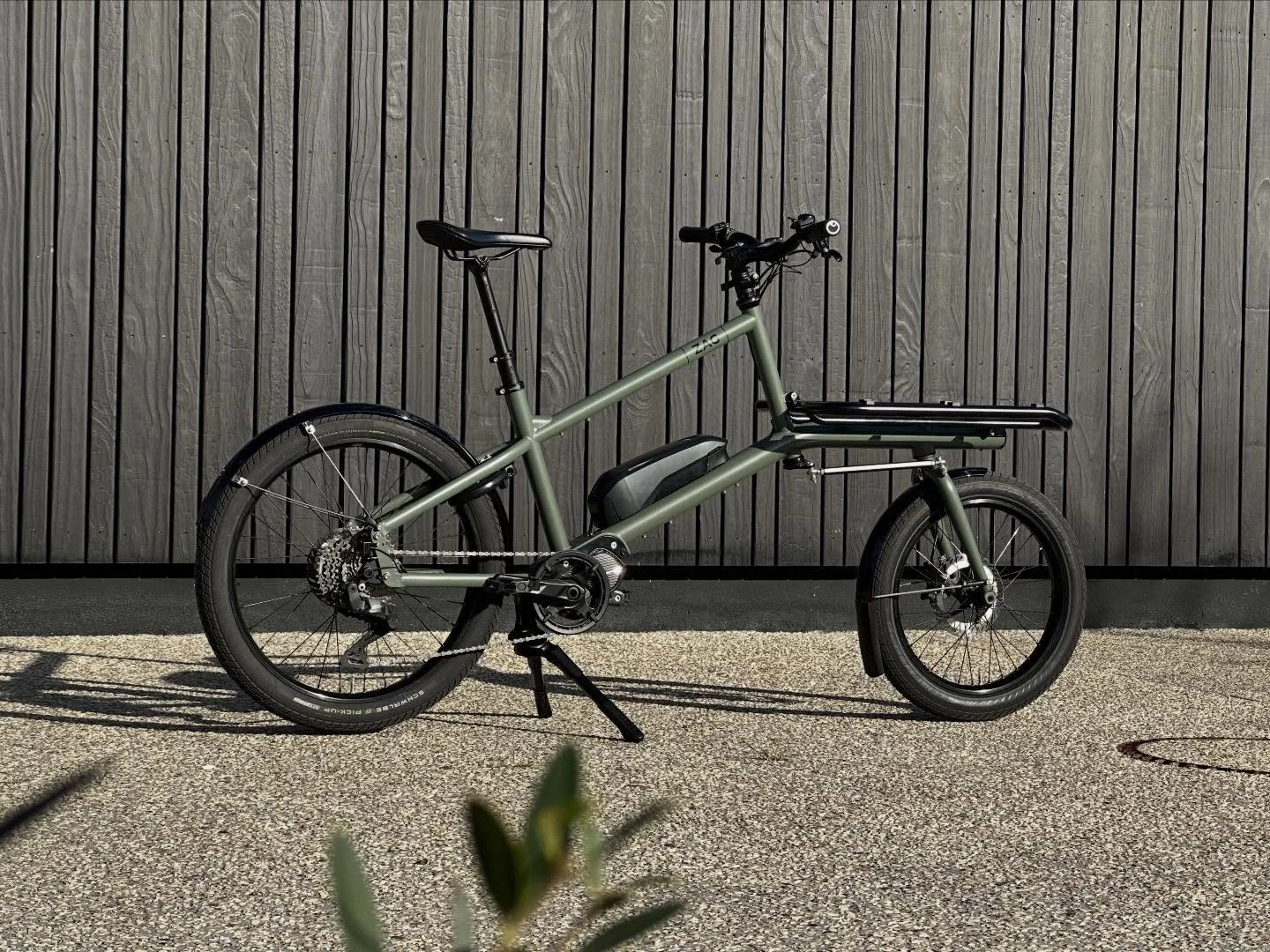 Le ZAG en configuration Tarmac 🌚

▪️ B&eacute;quille centrale Ursus Jumbo Evo 
▪️ Garde-boues SKS (+spoiler &agrave; l&rsquo;avant pour garder les pieds au sec 🌧️)
▪️ Rack &eacute;quip&eacute; de ses 6 patins de calage pour pouvoir fixer une caisse
