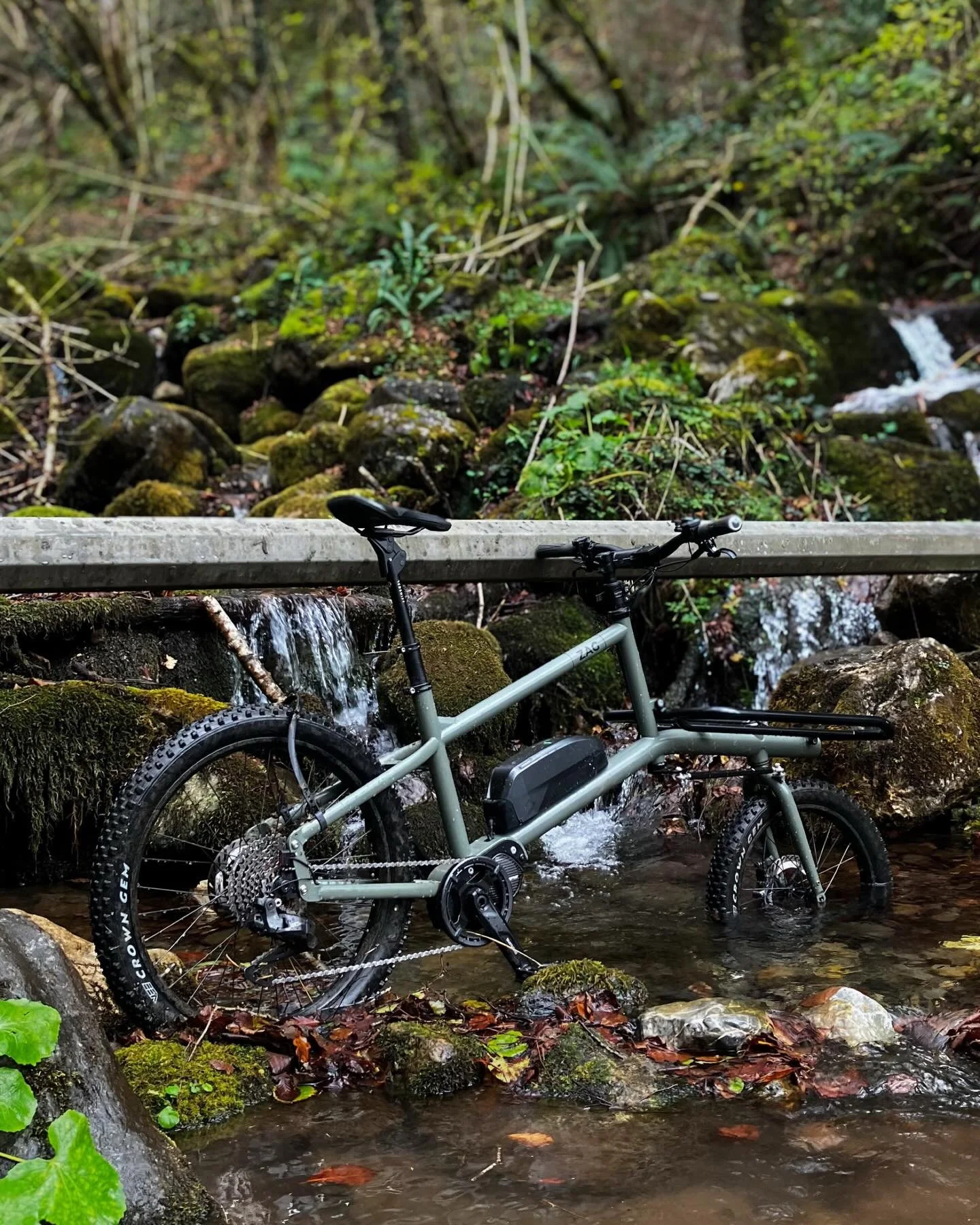 De la boue, des gu&eacute;s et du D+ ⛰️

Apr&egrave;s notre ZAG-voyageur et notre ZAG-urbain, place &agrave; notre configuration tout terrain ! 
Certes, ce n&rsquo;est pas un VTT - mais &eacute;quip&eacute; d&rsquo;une potence et d&rsquo;une tige de 