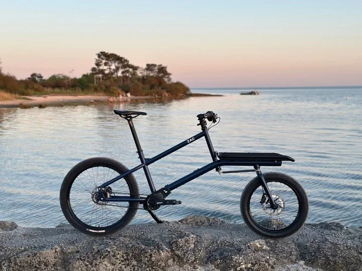 ZAG M 🚀

Plusieurs indices se sont gliss&eacute;s dans nos stories ces derni&egrave;res semaines : un nouveau mod&egrave;le vient &eacute;largir notre gamme !

D&eacute;couvrez notre ZAG musculaire 💪🏼, &eacute;quip&eacute; d&rsquo;une bo&icirc;te 