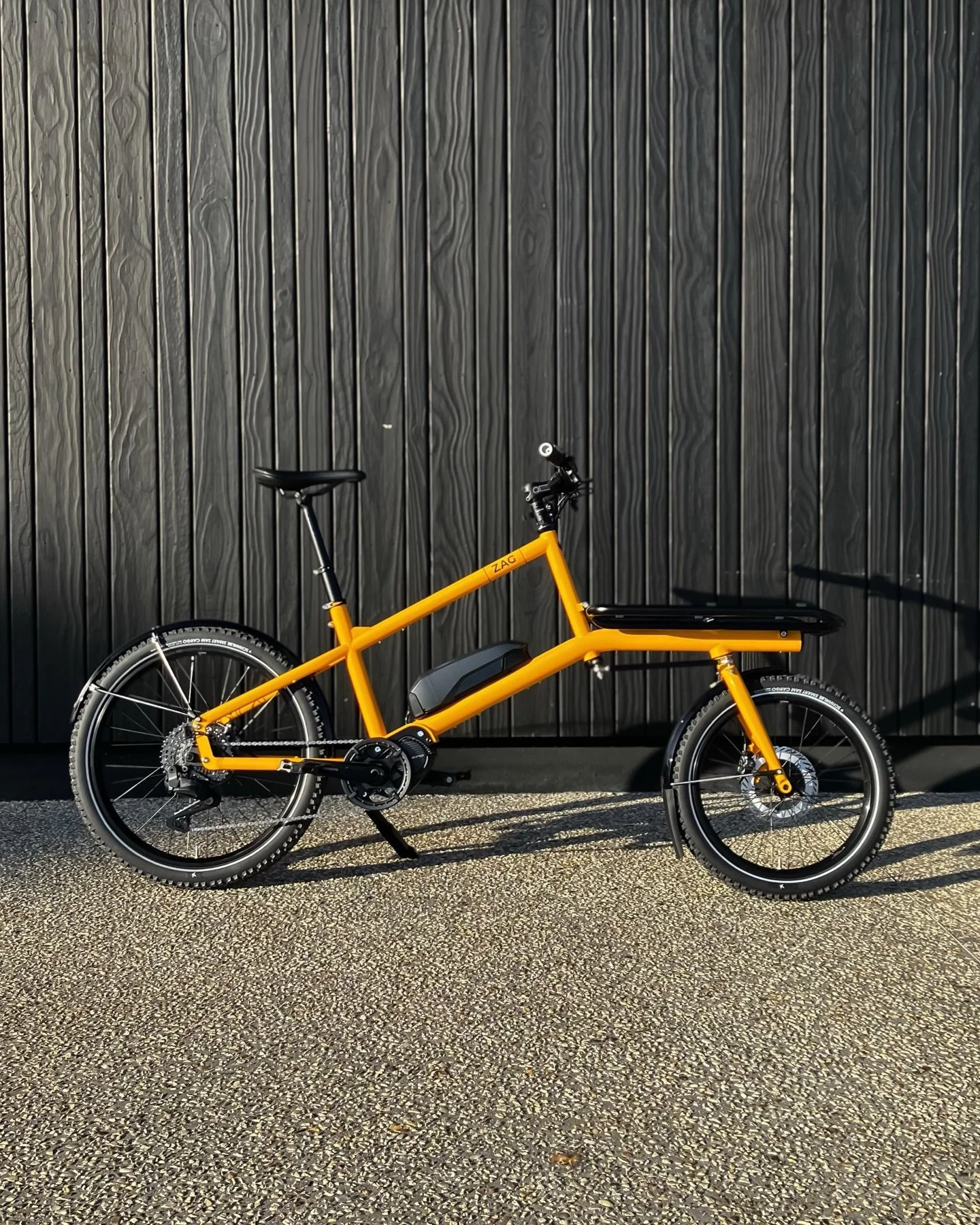ZAG #004
Destination : Hauts-de-Seine 🇫🇷
Usage principal : v&eacute;lotaf 

Mod&egrave;le ZAG E
Couleur sur-mesure

⚙️ Configuration : 

&bull; Pneus Schwalbe Smart Sam Cargo
&bull; Tige de selle Ergotec Viper
&bull; Selle Ergon SMC Core
&bull; Spe