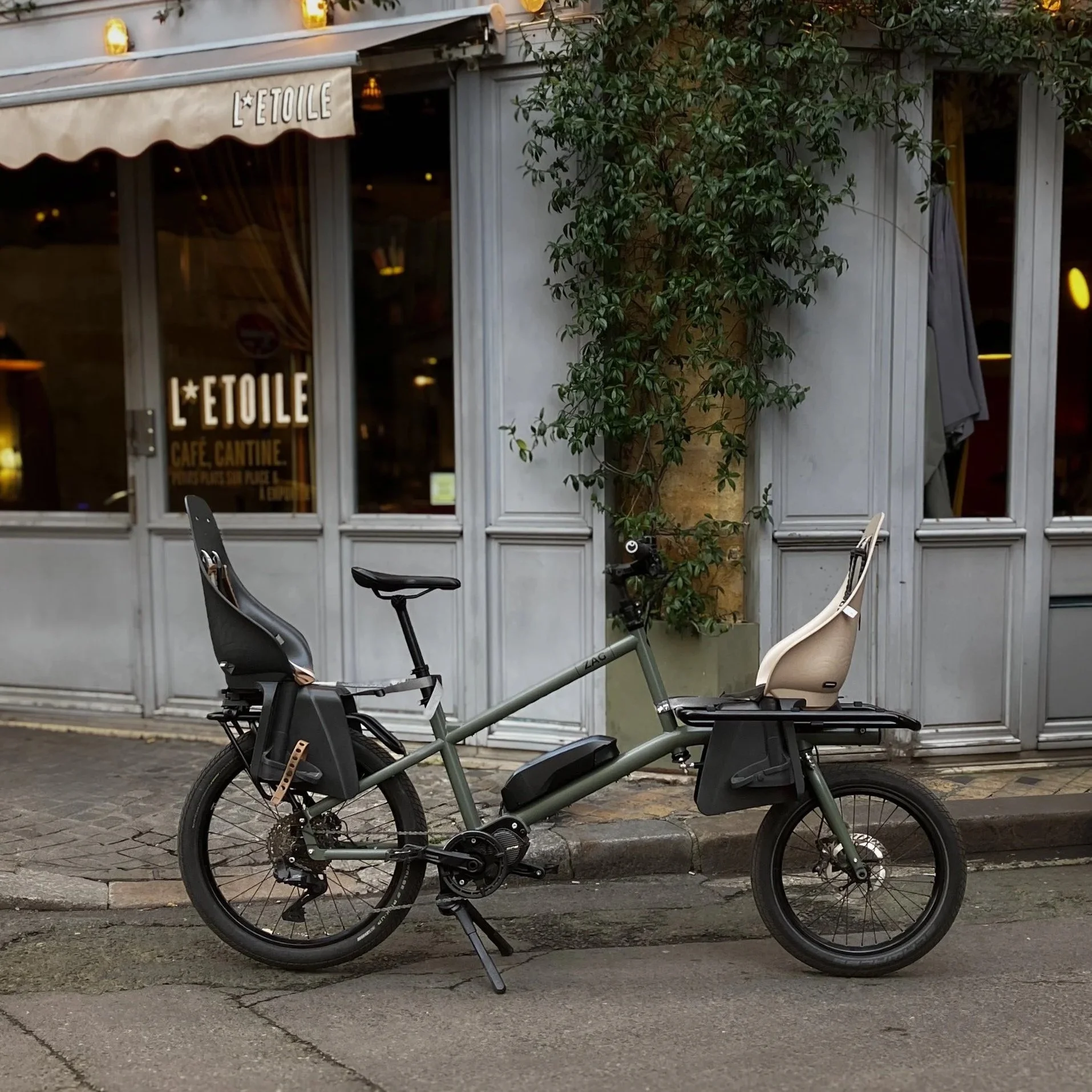 Vélo cargo compact urbain de la marque ZAG équipé pour transporter 2 enfants