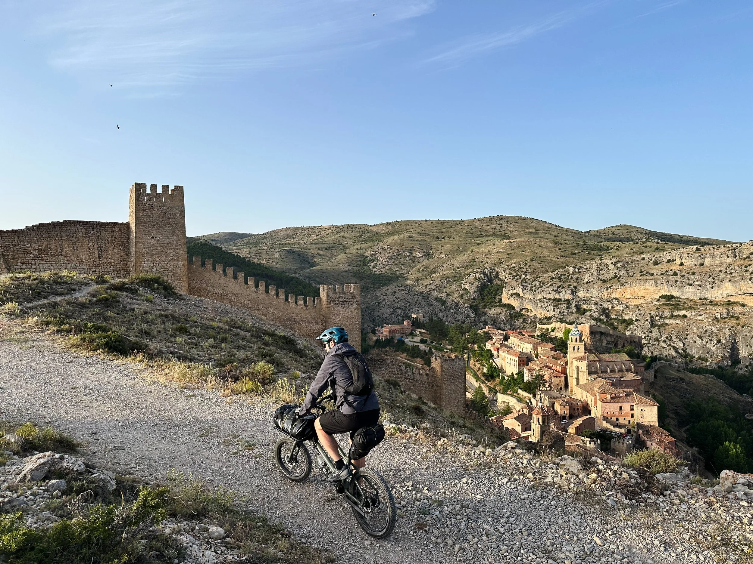 Vue sur la cité médiévale d'Albarracin. Itinéraire bikepacking réalisé avec le vélo cargo français ZAG