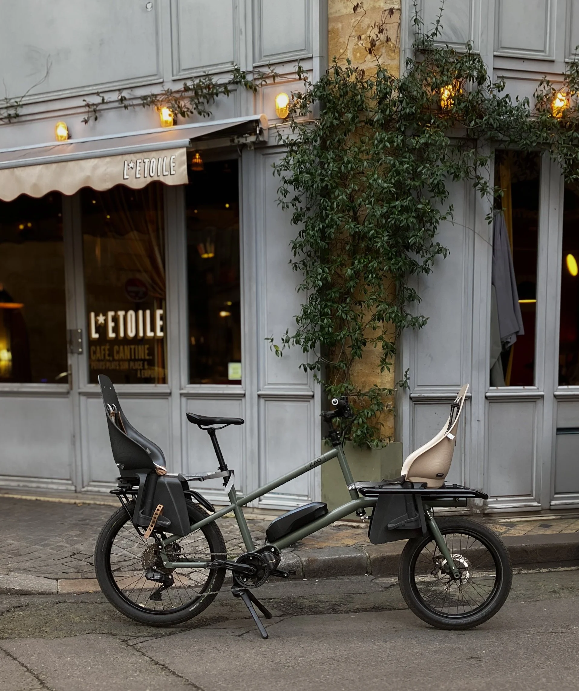 Vélo cargo ZAG Bikes équipé de 2 sièges enfant  pour les trajets urbains