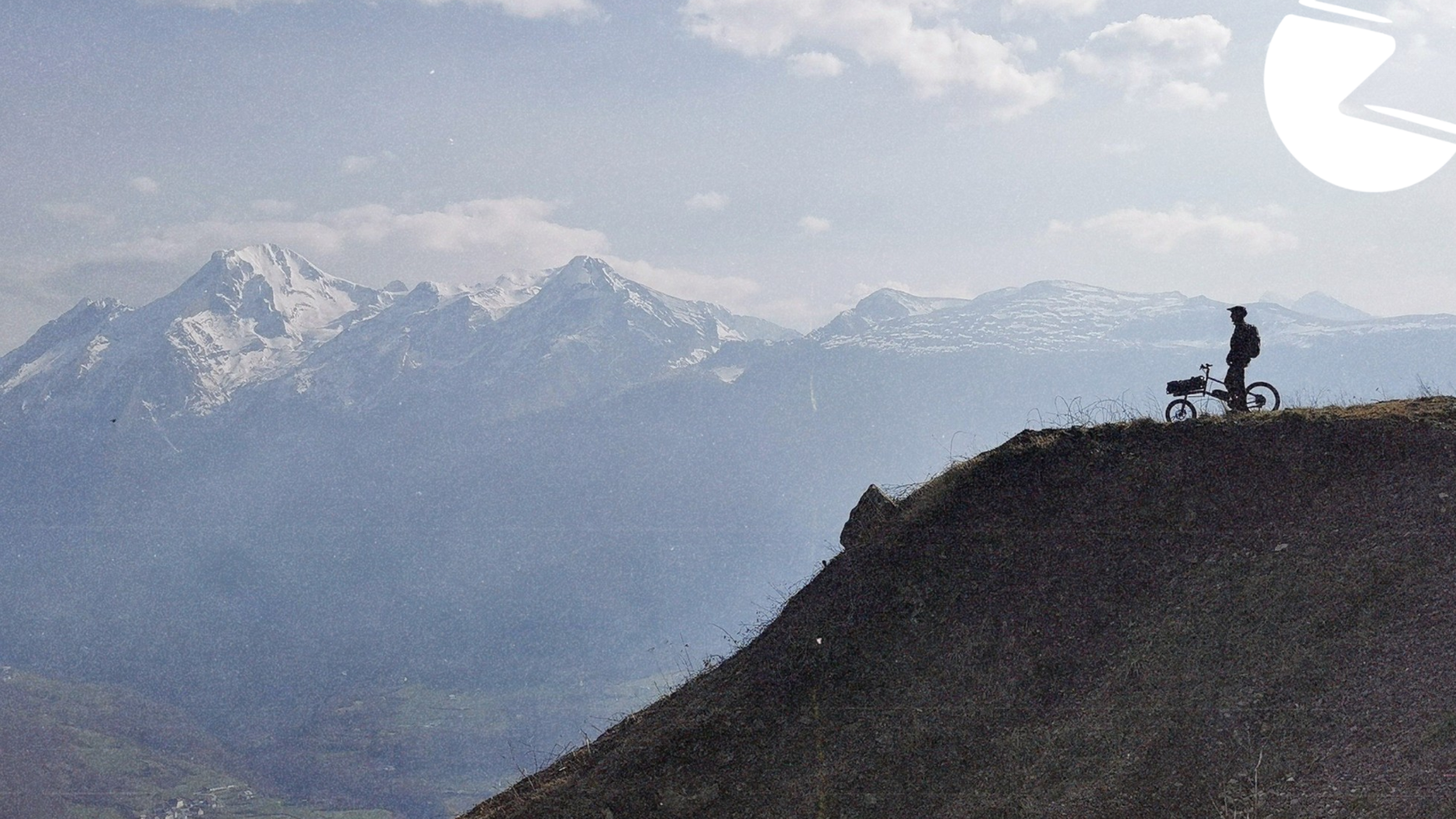 Vélo cargo de la marque ZAG Bikes. Un vélo compact, durable et joueur, pour un usage urbain ou gravel.