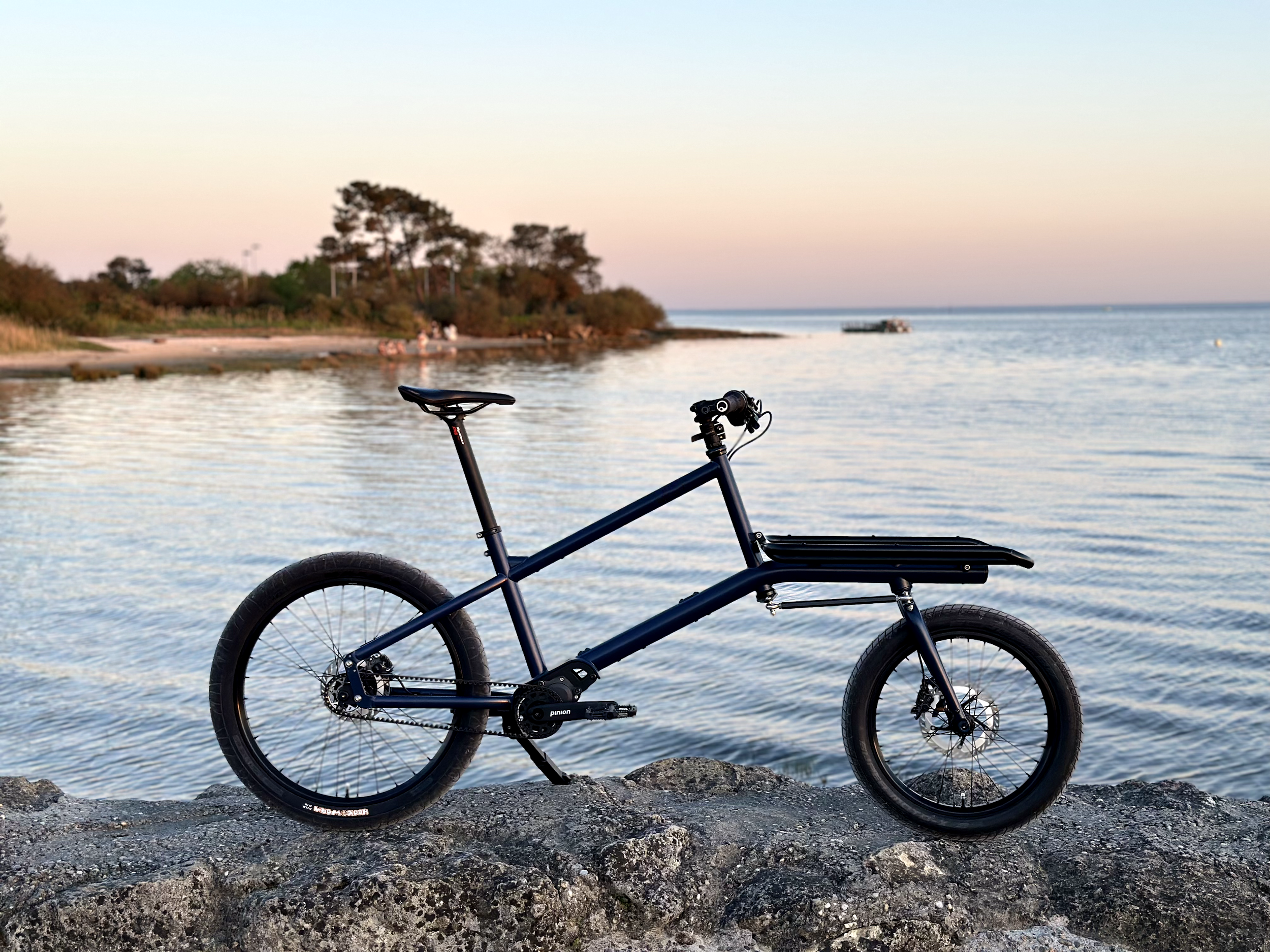 Vélo cargo français de la marque ZAG Bikes équipé d'une boîte de vitesses Pinion et de composants haut de gamme