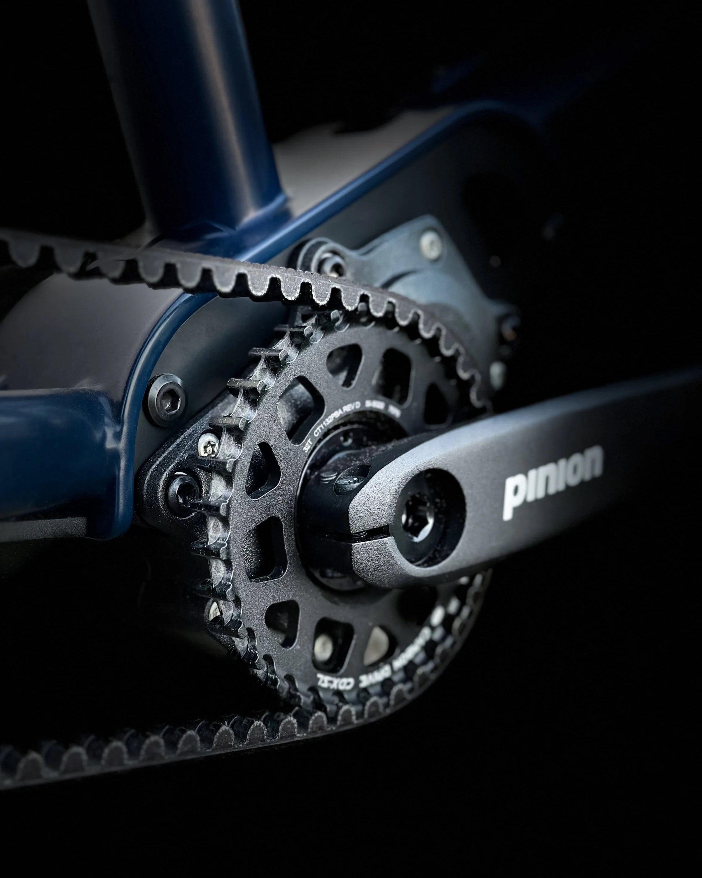 ZAG+X+PINION+RETOUCH%C3%89E+COURROIE.jpg