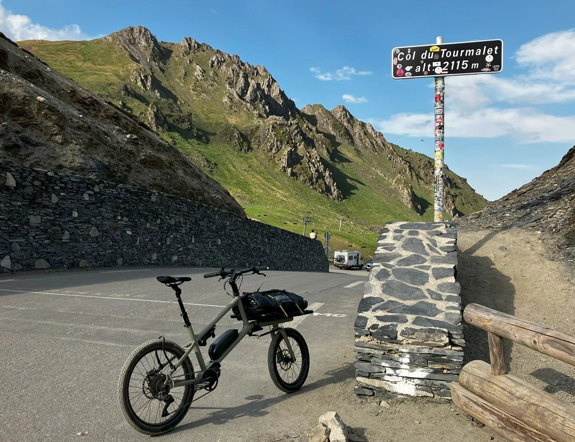 Col du Tourmalet avec le vélo cargo compact ZAG Bikes