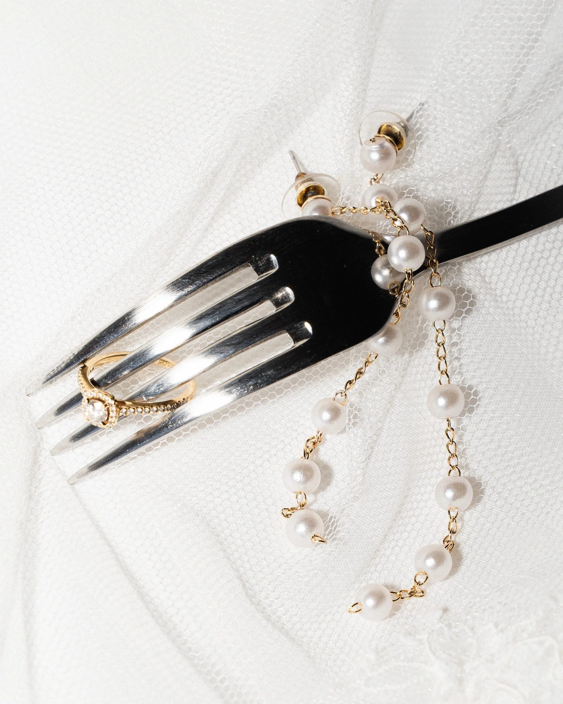 Details 💍

Photographer @lovebygolynski 
Couple  @iam.stacye &amp; @kalym.djl 
Jewellery @theweddingroom_france 
Backstage content @nehyir___ 
Make up artist @ibridals 
Dress @atelierbeluvia 

#photographemariageparis #pariswedding #hotelwedding #en