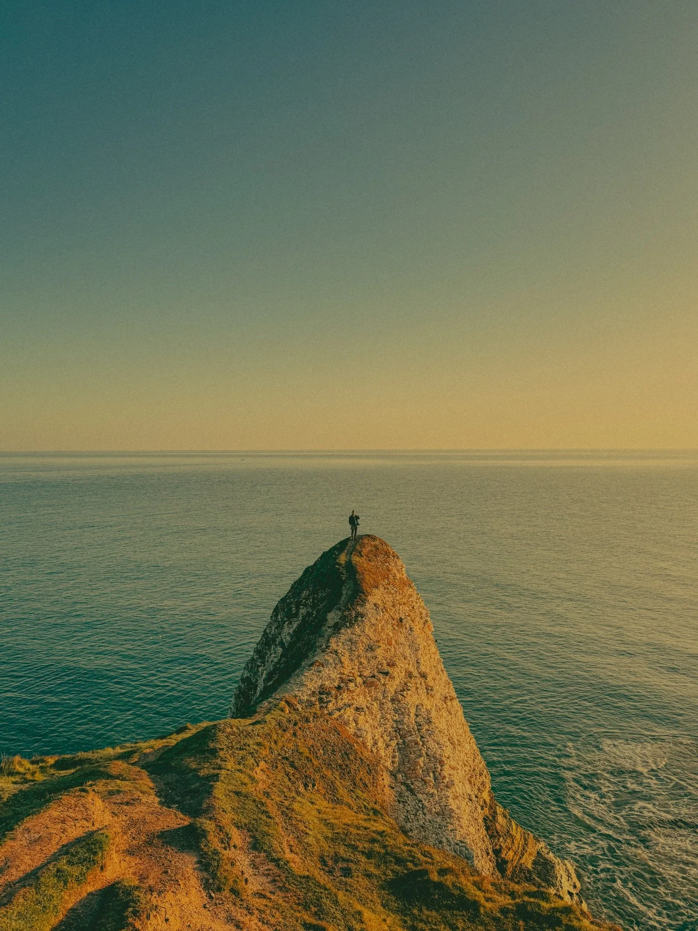 Catching Sunrise shot on iPhone 

Edited with my Lightroom Sauces Preset Pack. Link in bio